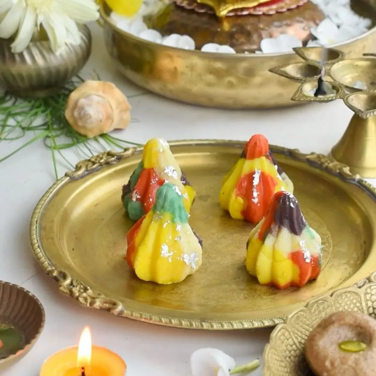 ਹੁਣ ਤੁਸੀਂ ਜੋ ਚੌਲਾਂ ਦਾ ਬੈਟਰ ਤਿਆਰ ਕੀਤਾ ਸੀ, ਉਸਨੂੰ ਕੱਢੋ ਅਤੇ ਠੰਡਾ ਹੋਣ ਤੇ ਉਸ ਵਿੱਚ ਨਾਰੀਅਲ ਅਤੇ ਮਾਵਾ ਦੀ ਫਿਲਿੰਗ ਕਰੋ ਅਤੇ ਇਸਨੂੰ ਮੋਦਕ ਦੀ ਸ਼ੇਪ ਦਿਓ। ਤੁਸੀਂ ਇਸਨੂੰ ਆਪਣੇ ਹੱਥਾਂ ਨਾਲ ਵੀ ਦੇ ਸਕਦੇ ਹੋ। ਨਹੀਂ ਤਾਂ, ਇਸ ਲਈ ਬਾਜ਼ਾਰ ਵਿੱਚ ਸਾਂਚੇ ਵੀ ਆਉਂਦੇ ਹਨ। ਧਿਆਨ ਰੱਖੋ, ਮੋਦਕ ਬਣਾਉਣ ਤੋਂ ਪਹਿਲਾਂ ਆਪਣੇ ਹੱਥਾਂ 'ਤੇ ਘਿਓ ਲਗਾਓ, ਨਹੀਂ ਤਾਂ ਇਹ ਚਿਪਕ ਜਾਵੇਗਾ।