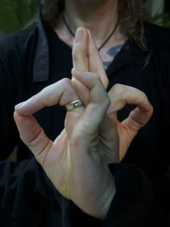 5 ਮੁਦਰਾਵਾਂ ਜੋ ਤੁਹਾਨੂੰ ਦੇ ਸਕਦੀਆਂ ਹਨ ਜ਼ਬਰਦਸਤ ਸ਼ਕਤੀ...