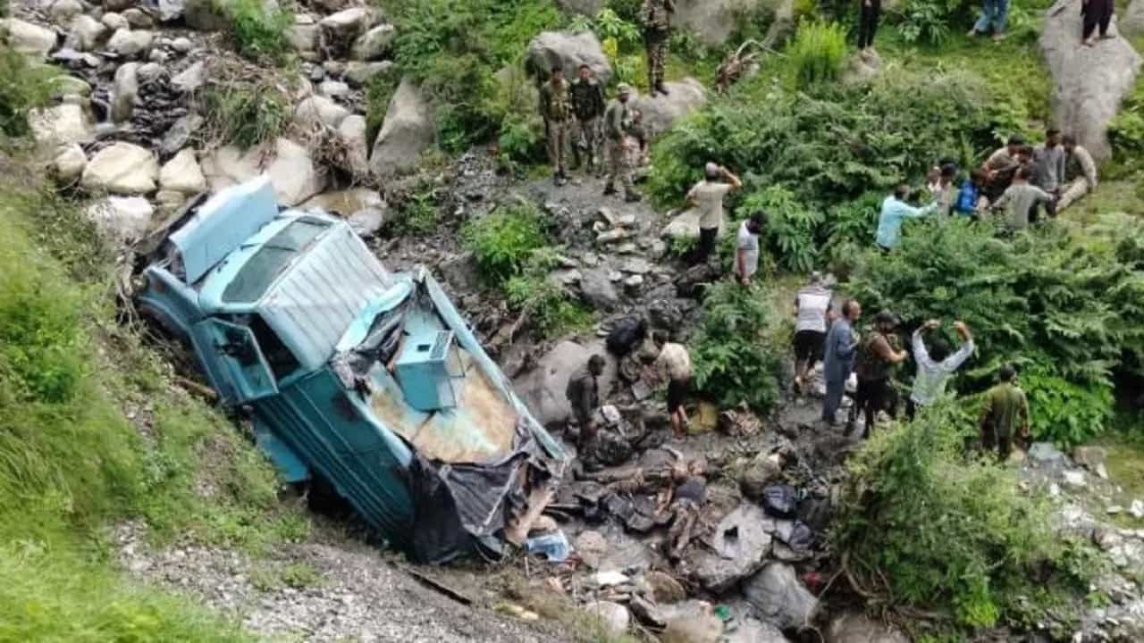 Jammu And Kashmir: ਉਧਮਪੁਰ ਵਿੱਚ CRPF ਦੀ ਗੱਡੀ ਡੂੰਘੀ ਖੱਡ ਵਿੱਚ ਡਿੱਗੀ, 2 ਜਵਾਨਾਂ ਦੀ ਮੌਤ, 16 ਜ਼ਖਮੀ Jammu And Kashmir: ਉਧਮਪੁਰ ਵਿੱਚ CRPF ਦੀ ਗੱਡੀ ਡੂੰਘੀ ਖੱਡ ਵਿੱਚ ਡਿੱਗੀ, 2 ਜਵਾਨਾਂ ਦੀ ਮੌਤ, 16 ਜ਼ਖਮੀ