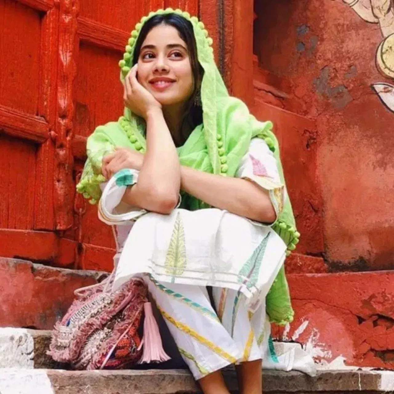 ਜਾਹਨਵੀ ਕਪੂਰ ਨੇ ਇੱਕ ਚਿੱਟਾ ਸੂਟ ਪਾਇਆ ਹੋਇਆ ਹੈ, ਜਿਸਦੇ ਨਾਲ ਉਨ੍ਹਾਂ ਨੇ ਹਰੇ ਰੰਗ ਦਾ ਦੁਪੱਟਾ ਪਾਇਆ ਹੋਇਆ ਹੈ। ਚਿੱਟੇ, ਗ੍ਰੀਨ ਅਤੇ ਔਰੇਂਜ ਕਲਰ ਦਾ ਪਰਫੈਕਟ ਬੈਲੇਂਸ ਉਨ੍ਹਾਂ ਦੇ ਲੁੱਕ ਨੂੰ ਸੁਤੰਤਰਤਾ ਦਿਵਸ ਲਈ ਪਰਫੈਕਟ ਬਣਾਉਂਦਾ ਹੈ। ਤੁਸੀਂ ਵੀ 15 ਅਗਸਤ ਲਈ ਇਸ ਕਿਸਮ ਦਾ ਸੂਟ ਟੇਲਰ ਤੋਂ ਕਸਟਮਾਈਜ਼ ਕਰਵਾ ਸਕਦੇ ਹੋ।