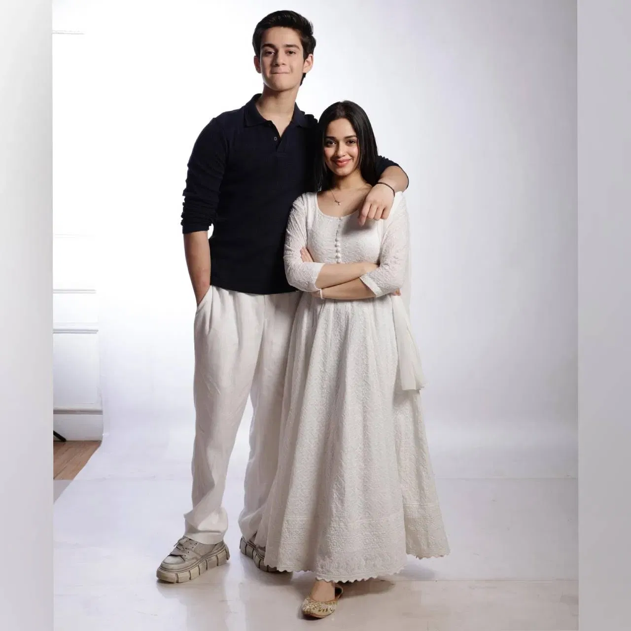 ਜੰਨਤ ਜ਼ੁਬੈਰ ਆਪਣੇ ਭਰਾ ਅਯਾਨ ਦੇ ਨਾਲ ਸੋਸ਼ਲ ਮੀਡੀਆ 'ਤੇ ਆਪਣੀਆਂ ਕਈ ਤਸਵੀਰਾਂ ਸ਼ੇਅਰ ਕਰਦੀ ਰਹਿੰਦੀ ਹੈ। ਅਦਾਕਾਰਾ ਨੇ ਵ੍ਹਾਈਟ ਕਲਰ ਦਾ ਚਿਕਨਕਾਰੀ ਫਲੋਰ ਟੱਚ ਅਨਾਰਕਲੀ ਸੂਟ ਪਾਇਆ ਹੋਇਆ ਹੈ। ਉਨ੍ਹਾਂ ਦੇ ਨਾਲ, ਬਲੈਕ ਕਲਰ ਦੀ ਫੁੱਲ ਸਲੀਵ ਟੀ-ਸ਼ਰਟ ਅਤੇ ਚਿੱਟੇ ਰੰਗ ਦਾ ਟ੍ਰਾਉਜ ਵੀਅਰ ਕੀਤਾ ਹੈ। ਰਕਸ਼ਾ ਬੰਧਨ 'ਤੇ, ਤੁਸੀਂ ਆਪਣੇ ਭਰਾ ਨਾਲ ਇਸ ਕਲਰ ਕਾਂਬੀਨੇਸ਼ਨ ਵਿੱਚ ਆਉਟਫਿਟ ਵੀਅਰ ਕਰ ਸਕਦੇ ਹੋ। (ਕ੍ਰੈਡਿਟ: jannatzubair29)