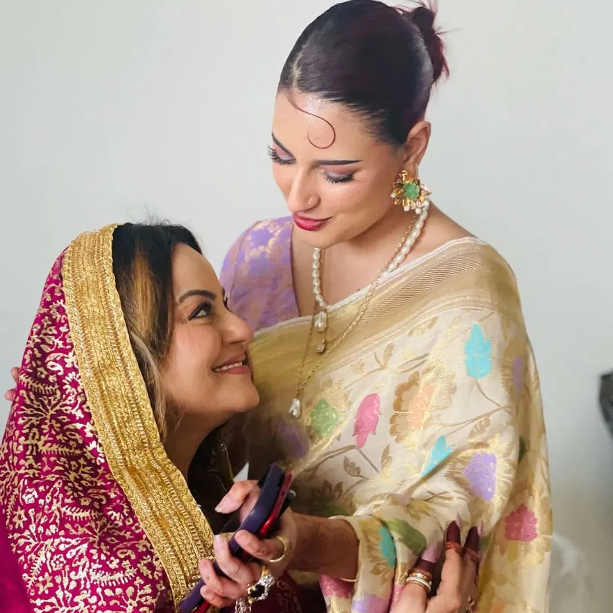 ਜਵੇਰੀਆ ਅੱਬਾਸੀ ਦੀ ਆਪਣੇ ਪਹਿਲੇ ਵਿਆਹ ਤੋਂ ਇੱਕ ਧੀ ਵੀ ਹੈ। ਯਾਨੀ ਕਿ ਉਹ ਆਪਣੇ ਸੌਤੇਲੇ ਭਰਾ ਦੇ ਬੱਚੇ ਦੀ ਮਾਂ ਬਣੀ। ਉਨ੍ਹਾਂਦੀ ਧੀ ਦਾ ਨਾਮ ਹੈ- ਅੰਜ਼ੇਲਾ। ਜੋ ਖੁਦ ਵੀ ਇੱਕ ਅਦਾਕਾਰਾ ਹੈ, ਅਤੇ ਵਿਆਹ ਵੀ ਕਰ ਚੁੱਕੀ ਹੈ। ਜਦੋਂ ਜਵੇਰੀਆ ਦੂਜੀ ਵਾਰ ਵਿਆਹ ਕਰ ਰਹੀ ਸੀ, ਤਾਂ ਉਨ੍ਹਾਂਦਾ ਜਵਾਈ ਵੀ ਉੱਥੇ ਮੌਜੂਦ ਸੀ। ਨਾਲ ਹੀ ਧੀ ਦੇ ਸਹੁਰੇ ਵੀ ਆਏ ਸਨ।