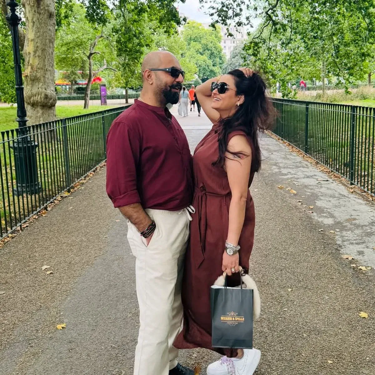 ਜਵੇਰੀਆ ਅੱਬਾਸੀ ਦੇ ਦੂਜੇ ਪਤੀ ਅਦੀਲ ਨੇ ਕਿਹਾ ਸੀ ਕਿ ਲੋਕ ਮੈਨੂੰ ਹਿੰਦੂ ਸਮਝ ਰਹੇ ਸਨ ਕਿਉਂਕਿ ਮੈਂ ਇੱਕ ਰਸਮ ਵਿੱਚ ਜਵੇਰੀਆ ਦੇ ਮੱਥੇ 'ਤੇ ਬਿੰਦੀ ਲਗਾ ਰਿਹਾ ਸੀ। ਪਰ ਮੈਂ ਇੱਕ ਮੁਸਲਮਾਨ ਹਾਂ ਅਤੇ ਮੇਰੇ ਦੂਜੇ ਹੱਥ ਵਿੱਚ ਕੁਰਾਨ ਸ਼ਰੀਫ਼ ਸੀ। ਦੋਵੇਂ ਅਕਸਰ ਇੰਸਟਾਗ੍ਰਾਮ 'ਤੇ ਇੱਕ ਤੋਂ ਵੱਧ ਇੱਕ ਤਸਵੀਰਾਂ ਸਾਂਝੀਆਂ ਕਰਦੇ ਹਨ।