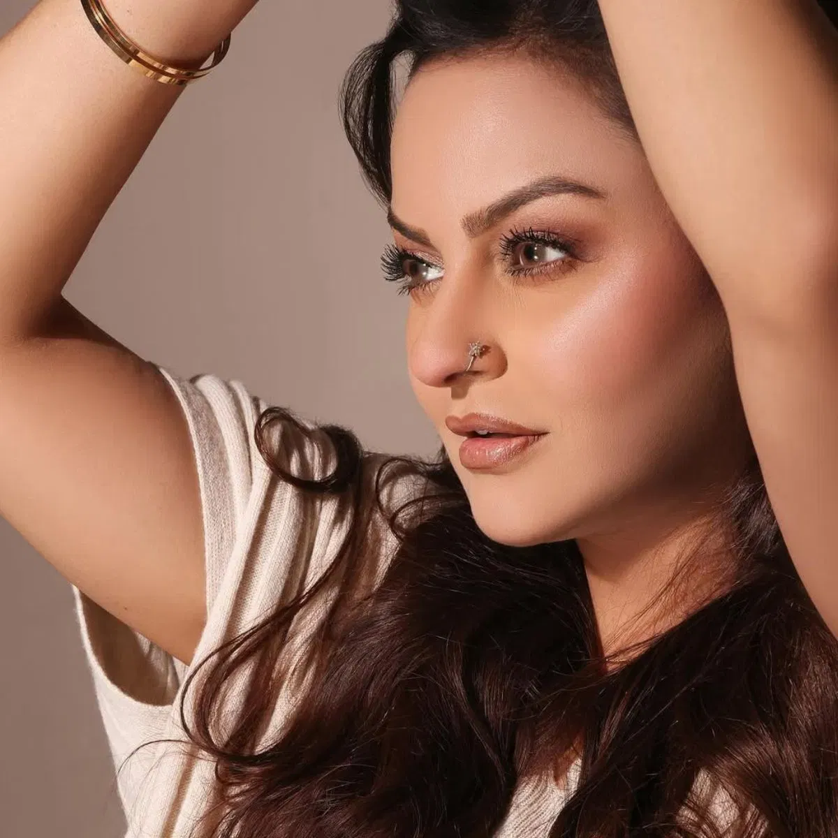 ਇੱਥੇ ਅਸੀਂ ਪਾਕਿਸਤਾਨੀ ਐਕਟ੍ਰੈਸ ਜਵੇਰੀਆ ਅੱਬਾਸੀ ਬਾਰੇ ਗੱਲ ਕਰ ਰਹੇ ਹਾਂ। ਉਹ ਆਪਣੇ ਹੀ ਸੌਤੇਲੇ ਭਰਾ ਨਾਲ ਵਿਆਹ ਕਰਵਾ ਚੁੱਕੀ ਹੈ। ਦਰਅਸਲ, ਉਹ ਆਦਮੀ ਜਿਸ ਨਾਲ ਉਨ੍ਹਾਂ ਦੀ ਮਾਂ ਨੇ ਵਿਆਹ ਕੀਤਾ ਸੀ। ਉਨ੍ਹਾਂ ਦਾ ਪਹਿਲਾਂ ਹੀ ਇੱਕ ਪੁੱਤਰ ਸੀ, ਜਿਸਦਾ ਨਾਮ ਸ਼ਮੂਨ ਅੱਬਾਸੀ ਹੈ। ਹਾਲਾਂਕਿ, ਅਦਾਕਾਰਾ ਨੇ 17 ਸਾਲ ਦੀ ਉਮਰ ਵਿੱਚ ਸ਼ਮੂਨ ਨਾਲ ਵਿਆਹ ਕਰਵਾਇਆ। ਇੱਕ ਰਿਪੋਰਟ ਦੇ ਅਨੁਸਾਰ, ਉਨ੍ਹਾਂਨੇ ਪਰਿਵਾਰ ਨੂੰ ਇਕੱਠਾ ਕਰਨ ਲਈ ਵਿਆਹ ਕੀਤਾ।