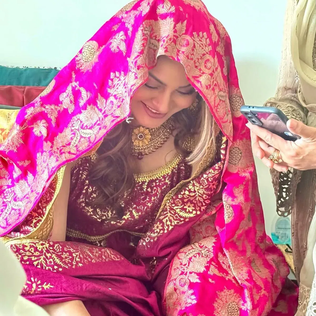 ਹਾਲਾਂਕਿ, ਇਹ ਐਕਟ੍ਰੈਸ ਪਾਕਿਸਤਾਨੀ ਫਿਲਮ ਇੰਡਸਟਰੀ ਦਾ ਪਾਪੁਲਰ ਨਾਮ ਹੈ। ਜਿਨ੍ਹਾਂ ਨੇ 13 ਸਾਲ ਬਾਅਦ ਆਪਣੇ ਪਹਿਲੇ ਪਤੀ ਤੋਂ ਵੱਖ ਹੋਣ ਦਾ ਫੈਸਲਾ ਕੀਤਾ ਸੀ। 2009 ਵਿੱਚ, ਉਨ੍ਹਾਂਨੇ ਆਪਣੇ ਪਤੀ ਨੂੰ ਤਲਾਕ ਦੇ ਦਿੱਤਾ ਸੀ। 51 ਸਾਲ ਦੀ ਉਮਰ ਵਿੱਚ, ਉਨ੍ਹਾਂ ਨੇ ਇੱਕ ਕਾਰੋਬਾਰੀ ਨਾਲ ਦੂਜਾ ਵਿਆਹ ਕੀਤਾ। ਉਨ੍ਹਾਂਨੇ ਇਹ ਵੀ ਦੱਸਿਆ ਕਿ ਉਨ੍ਹਾਂਦੀ ਧੀ ਦੇ ਸਹੁਰੇ ਵੀ ਉਨ੍ਹਾਂ ਦੇ ਵਿਆਹ ਵਿੱਚ ਆਏ ਸਨ।