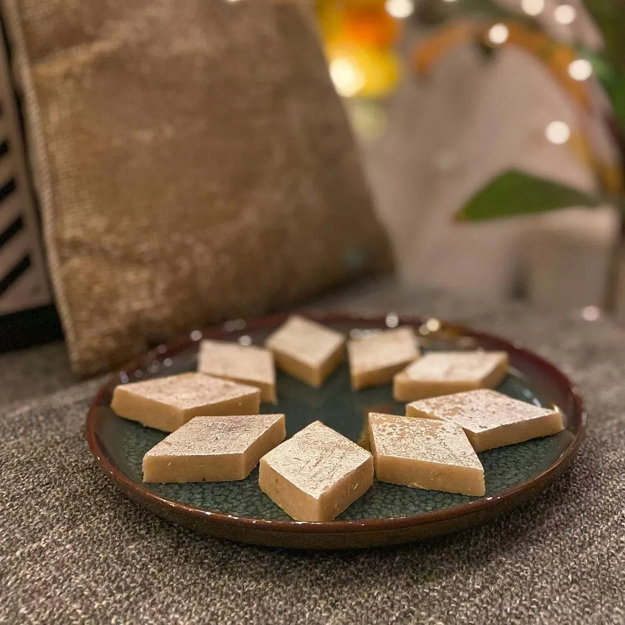 ਸਭ ਤੋਂ ਪਹਿਲਾਂ, ਕਾਜੂ ਕਤਲੀ ਬਾਰੇ ਗੱਲ ਕਰੀਏ ਤਾਂ, ਅਕਸਰ ਔਰਤਾਂ ਕਾਜੂ ਨੂੰ ਪੀਸਦੇ ਸਮੇਂ ਮਿਕਸਰ ਵਿੱਚ ਬਹੁਤ ਜ਼ਿਆਦਾ ਗ੍ਰਾਈਂਡ ਕਰ ਦਿੰਦੀਆਂ ਹਨ, ਜਿਸ ਕਾਰਨ ਇਹ ਪੇਸਟ ਬਣ ਜਾਂਦਾ ਹੈ ਅਤੇ ਫਿਰ ਕਾਜੂ ਕਤਲੀ ਬਣਾਉਂਦੇ ਸਮੇਂ ਇਸਦਾ ਟੇਕਸਚਰ ਸਹੀ ਨਹੀਂ ਆ ਪਾਉਂਦਾ। ਇਸ ਲਈ, ਕਾਜੂ ਨੂੰ ਹਮੇਸ਼ਾ ਥੋੜਾ ਜਿਹਾ ਮੋਟਾ ਯਾਨੀ ਦਰਦਰਾ ਰੱਖੋ।