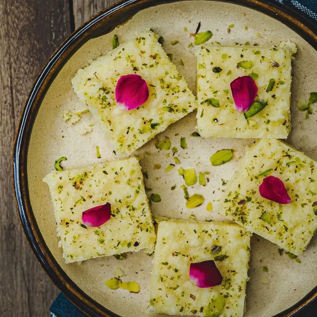 ਕਲਾਕੰਦ ਬਣਾਉਂਦੇ ਸਮੇਂ ਇੱਕ ਗਲਤੀ ਜੋ ਬਹੁਤ ਆਮ ਹੁੰਦੀ ਹੈ ਉਹ ਹੈ ਦੁੱਧ ਤੋਂ ਪਨੀਰ ਬਣਾਉਂਦੇ ਸਮੇਂ ਇਸਨੂੰ ਬਹੁਤ ਜ਼ਿਆਦਾ ਪੀਸ ਲੈਣਾ। ਜਦੋਂ ਵੀ ਤੁਸੀਂ ਕਲਾਕੰਦ ਬਣਾਉਣ ਲਈ ਦੁੱਧ ਵਿੱਚੋਂ ਪਨੀਰ ਕੱਢਦੇ ਹੋ, ਤਾਂ ਇਸਨੂੰ ਮੋਟਾ ਦਾਣੇਦਾਰ ਰੱਖੋ। ਇਸ ਨਾਲ ਕਲਾਕੰਦ ਦਾ ਆਕਾਰ ਅਤੇ ਟੈਕਸਚਪ ਬਹੁਤ ਵਧੀਆ ਹੁੰਦਾ ਹੈ। ( Credit: jainasweetsandcaterers)