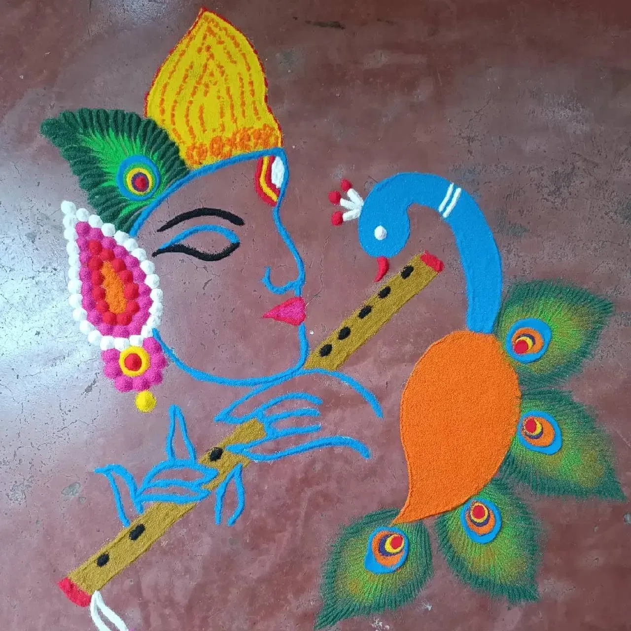 ਇਸ ਡਿਜ਼ਾਈਨ ਵਿੱਚ, ਸ਼੍ਰੀ ਕ੍ਰਿਸ਼ਨ ਦੀ ਤਸਵੀਰ ਦੇ ਨਾਲ, ਮੋਰ ਅਤੇ ਬੰਸਰੀ ਦਾ ਡਿਜ਼ਾਈਨ ਬਣਾਇਆ ਗਿਆ ਹੈ, ਜੋ ਕਿ ਬਹੁਤ ਸੁੰਦਰ ਦਿਖਾਈ ਦਿੰਦਾ ਹੈ। ਤੁਸੀਂ ਅਜਿਹਾ ਡਿਜ਼ਾਈਨ ਵੀ ਬਣਾ ਸਕਦੇ ਹੋ। ਇਸਨੂੰ ਬਣਾਉਣਾ ਵੀ ਆਸਾਨ ਹੋਵੇਗਾ। ਨਾਲ ਹੀ, ਰੰਗੋਲੀ ਦਾ ਇਹ ਡਿਜ਼ਾਈਨ ਸਿੰਪਲ ਅਤੇ ਸੋਬਰ ਲੱਗ ਰਿਹਾ ਹੈ। ( Credit : ranupriya_mansingh )