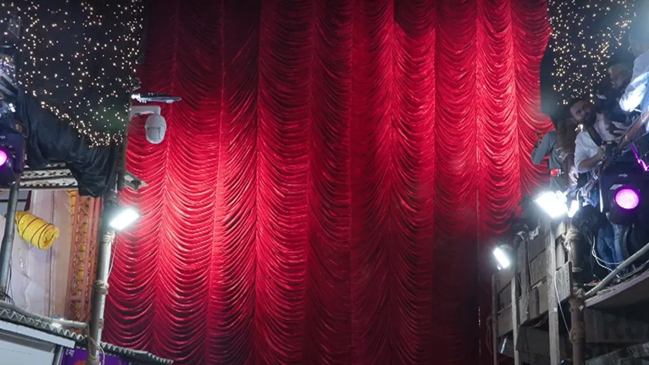 ਲਾਲਬਾਗ ਦੇ ਰਾਜਾ ਦੀ ਮੂਰਤੀ ਦੇ ਸਾਹਮਣੇ ਲਗਾਇਆ ਗਿਆ ਇਹ ਪਰਦਾ ਹਿੰਦੂ-ਮੁਸਲਿਮ ਸਮਾਜਿਕ ਏਕਤਾ ਦਾ ਪ੍ਰਤੀਕ ਮੰਨਿਆ ਜਾਂਦਾ ਹੈ। ਇਸ ਤੋਂ ਵੀ ਇਹ ਸਪੱਸ਼ਟ ਤੌਰ 'ਤੇ ਸੁਨੇਹਾ ਮਿਲਦਾ ਹੈ ਕਿ ਆਸਥਾ ਦਾ ਕੋਈ ਧਰਮ ਨਹੀਂ ਹੁੰਦਾ। ਇਸ ਨਾਲ ਇਸ ਤਿਉਹਾਰ ਦੀ ਮਹੱਤਤਾ ਹੋਰ ਵੀ ਵੱਧ ਗਈ ਹੈ।