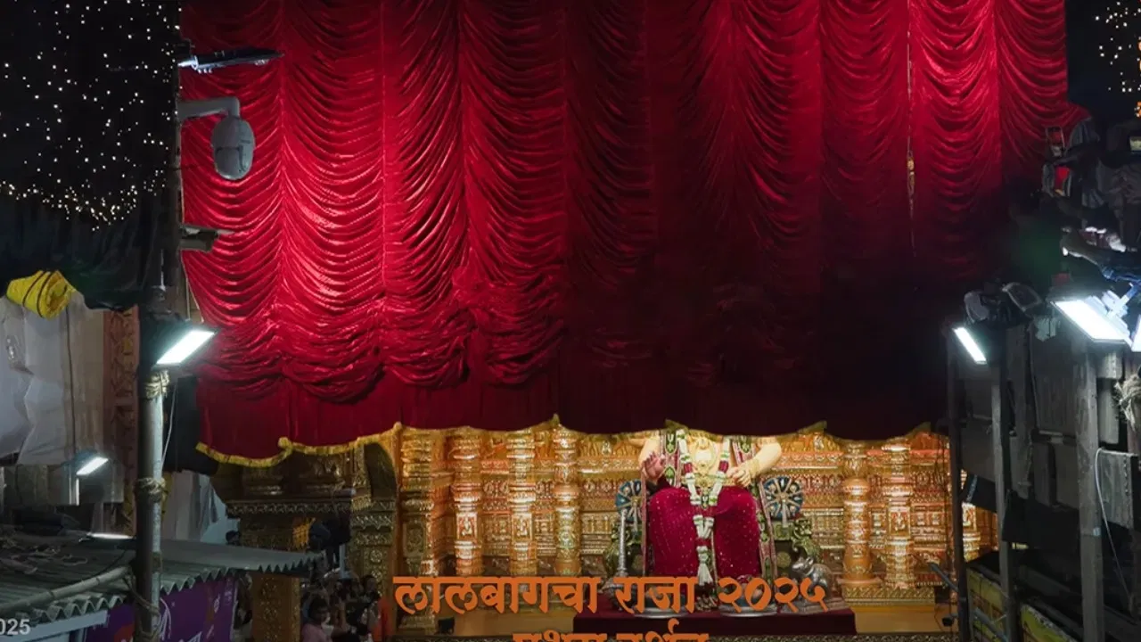 ਖਾਨ ਚਾਚਾ ਅਤੇ ਉਨ੍ਹਾਂ ਦੇ ਸਾਥੀਆਂ ਨੇ ਪਿਛਲੇ ਹਫ਼ਤੇ ਚਾਰ ਦਿਨ ਅਣਥੱਕ ਮਿਹਨਤ ਕਰਕੇ ਇਹ ਪਰਦਾ ਤਿਆਰ ਕੀਤਾ ਸੀ। ਇਸ ਪਰਦੇ ਦਾ ਘੇਰਾ ਅੱਠ ਫੁੱਟ ਹੈ, ਜਿਸ ਕਾਰਨ ਇਹ ਹੋਰ ਵੀ ਸ਼ਾਨਦਾਰ ਦਿਖਾਈ ਦਿੰਦਾ ਹੈ।