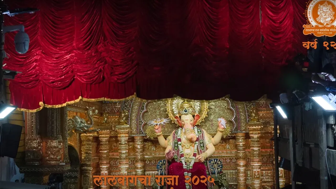 ਲਾਲਬਾਗ ਦੇ ਰਾਜਾ ਦੇ ਮਹਿਲ ਵਿੱਚ ਮੂਰਤੀ ਦੇ ਸਾਹਮਣੇ ਲੱਗਿਆ ਇਹ ਮਖਮਲੀ ਪਰਦਾ ਮੁਸਲਿਮ ਕਾਰੀਗਰਾਂ ਦੁਆਰਾ ਸਿਲਾਈ ਕੀਤਾ ਗਿਆ ਹੈ। ਇਹ ਪਰਦਾ 50 ਫੁੱਟ ਉੱਚਾ ਅਤੇ ਚੌੜਾ ਹੈ। ਇਸਨੂੰ ਉੱਤਰ ਪ੍ਰਦੇਸ਼ ਦੇ ਮੁਸਲਿਮ ਕਾਰੀਗਰਾਂ ਦੁਆਰਾ ਤਿਆਰ ਕੀਤਾ ਗਿਆ ਹੈ।