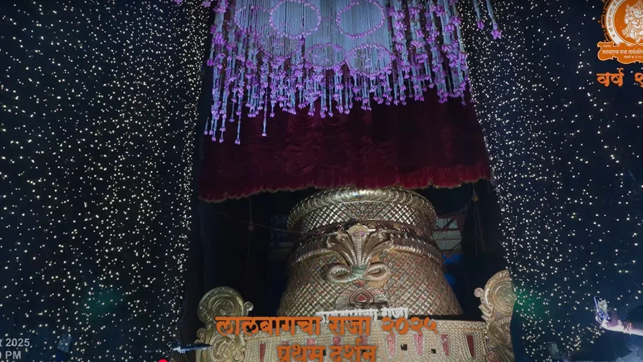 ਜਦੋਂ ਐਤਵਾਰ ਨੂੰ ਲਾਲਬਾਗਚਾ ਰਾਜਾ ਦੀ ਪਹਿਲੀ ਝਲਕ ਦਿਖਾਈ ਦਿੱਤੀ, ਤਾਂ ਮੂਰਤੀ ਦੇ ਸਾਹਮਣੇ ਇੱਕ ਮਖਮਲੀ ਪਰਦਾ ਲਗਿਆ ਹੋਇਆ ਸੀ। ਹੁਣ ਇਸ ਪਰਦੇ ਨੂੰ ਹਟਾ ਦਿੱਤਾ ਗਿਆ ਹੈ ਅਤੇ ਗਣਪਤੀ ਬੱਪਾ ਦੇ ਪਹਿਲੇ ਦਰਸ਼ਨ ਕਰਵਾਏ ਗਏ ਹਨ। ਹੁਣ ਇਸ ਪਰਦੇ ਬਾਰੇ ਇੱਕ ਮਹੱਤਵਪੂਰਨ ਜਾਣਕਾਰੀ ਸਾਹਮਣੇ ਆਈ ਹੈ।