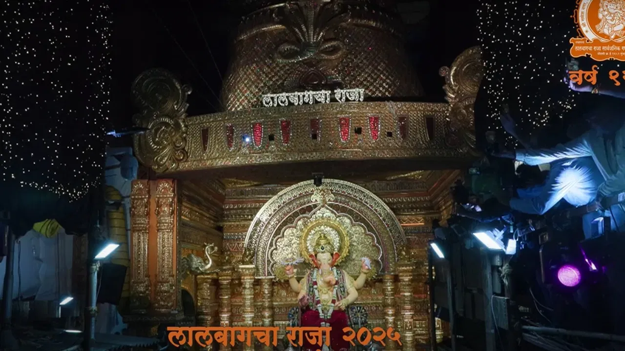 ਹੁਣ ਸ਼ਰਧਾਲੂ ਬੁੱਧਵਾਰ ਤੋਂ ਆਪਣੇ ਪਿਆਰੇ ਬੱਪਾ ਦੇ ਦਰਸ਼ਨ ਕਰ ਸਕਣਗੇ। ਇਸ ਸਾਲ ਗਣੇਸ਼ ਉਤਸਵ ਦੀਆਂ ਤਿਆਰੀਆਂ ਦੌਰਾਨ ਲਾਲਬਾਗਚਾ ਰਾਜਾ ਅਣੋਖੀ ਵਜ੍ਹਾਂ ਨਾਲ ਖਿੱਚ ਦਾ ਕੇਂਦਰ ਬਣੇ ਹੋਏ ਹਨ। ਇਸ ਸਾਲ ਲਾਲਬਾਗਚਾ ਰਾਜਾ ਦਾ ਦਰਬਾਰ ਤਿਰੂਪਤੀ ਬਾਲਾਜੀ ਦੇ ਸਵਰਨ ਮੁਕਟ ਵਿੱਚ ਸਥਾਪਿਤ ਕੀਤਾ ਗਿਆ ਹੈ।