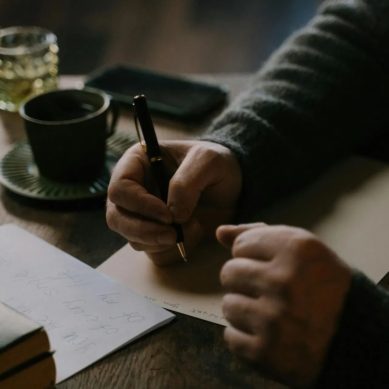 ਅੱਜ ਦੇ ਡਿਜੀਟਲ ਯੁੱਗ ਵਿੱਚ, ਅਧਿਆਪਕ ਨੂੰ ਹੱਥ ਨਾਲ ਲਿਖਿਆ ਲੈਟਰ ਸਭ ਤੋਂ ਬੈਸਟ ਆਇਡਿਆ ਹੋ ਸਕਦਾ ਹੈ। ਇਸ ਕਾਰਡ ਨਾਲ, ਤੁਸੀਂ ਆਪਣੇ ਅਧਿਆਪਕ ਦਾ ਧੰਨਵਾਦ ਕਰ ਸਕਦੇ ਹੋ ਅਤੇ  ਉਨ੍ਹਾਂ ਦੇ ਯੋਗਦਾਨ ਨੂੰ ਆਪਣੇ ਲਫਜਾ ਵਿੱਚ ਪ੍ਰਗਟ ਕਰ ਸਕਦੇ ਹੋ। ਇਹ ਤਰੀਕਾ ਅਧਿਆਪਕ ਦੇ ਦਿਲ ਨੂੰ ਛੂਹ ਲਵੇਗਾ। (ਕ੍ਰੈਡਿਟ: Pexels)