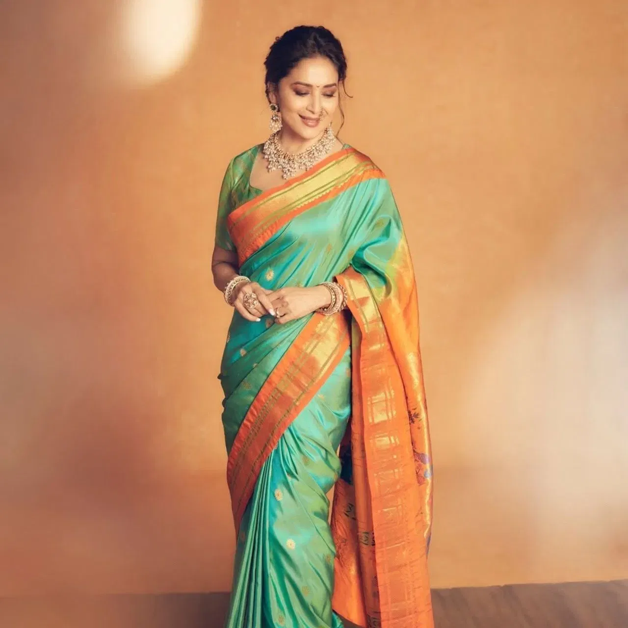 ਮਾਧੁਰੀ ਦੀਕਸ਼ਿਤ ਨੇ ਕਾਂਜੀਵਰਮ ਸਿਲਕ ਸਾੜੀ ਪਹਿਨੀ ਹੈ, ਜਿਸ ਵਿੱਚ ਉਹ ਕਲਾਸਿਕ ਸ਼ਾਨਦਾਰ ਰਿੱਚ ਲੁੱਕ ਵਿੱਚ ਦਿਖਾਈ ਦੇ ਰਹੀ ਹੈ। ਇਸ ਦੇ ਨਾਲ ਹੀ, ਗ੍ਰੀਨ ਦੇ ਨਾਲ ਔਰੇਂਜ ਕਲਰ ਆਜ਼ਾਦੀ ਦਿਵਸ ਲਈ ਪਰਫੈਕਟ ਹੈ। ਐਕਸਸਰੀਜ ਦੇ ਹਿਸਾਬ ਨਾਲ ਉਨ੍ਹਾਂ ਦਾ ਲੁੱਕ ਰਾਇਲ ਹੈ। ਤੁਸੀਂ ਆਜ਼ਾਦੀ ਦਿਵਸ 'ਤੇ  ਹੈਂਡਲੂਮ ਸਾੜੀ ਵੀ ਪਹਿਨ ਸਕਦੇ ਹੋ ਜੋ ਸਾਡੇ ਦੇਸ਼ ਦੀ ਦਸਤਕਾਰੀ ਨੂੰ ਰਿਪ੍ਰੈਜ਼ੇਂਟ ਕਰੇਗੀ।