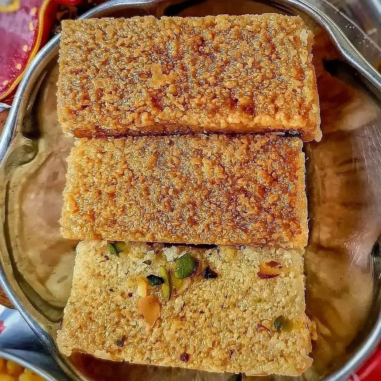 ਘਰ ਵਿੱਚ ਮਿਲਕਕੇਕ ਬਣਾਉਣਾ ਵੀ ਆਸਾਨ ਨਹੀਂ ਹੈ। ਮਿਲਕਕੇਕ ਬਣਾਉਣ ਲਈ, ਖੰਡ ਨੂੰ ਦੁੱਧ ਵਿੱਚ ਉਦੋਂ ਤੱਕ ਉਬਾਲਿਆ ਜਾਂਦਾ ਹੈ ਜਦੋਂ ਤੱਕ ਇਹ ਗਾੜ੍ਹਾ ਨਾ ਹੋ ਜਾਵੇ। ਪਰ ਕੁਝ ਔਰਤਾਂ ਇਸਨੂੰ ਬਹੁਤ ਦੇਰ ਤੱਕ ਉਬਾਲ ਲੈਂਦੀਆਂ ਹਨ, ਜਿਸ ਕਾਰਨ ਮਿਲਕਕੇਕ ਖਾਣ ਵਿੱਚ Chewy ਹੋ ਜਾਂਦਾ ਹੈ। ਪਾਣੀ ਦੀ ਮਾਤਰਾ 1/4 (ਭਾਵ 75%) ਤੱਕ ਘੱਟ ਜਾਣ ਅਤੇ ਟੈਕਸਚਰ ਮਾਵੇ ਵਰਗਾ ਹੋਣ ਤੱਕ ਇਸਨੂੰ ਪਕਾਓ। ( ਕ੍ਰੈਡਿਟ: bombae_foodiee49)