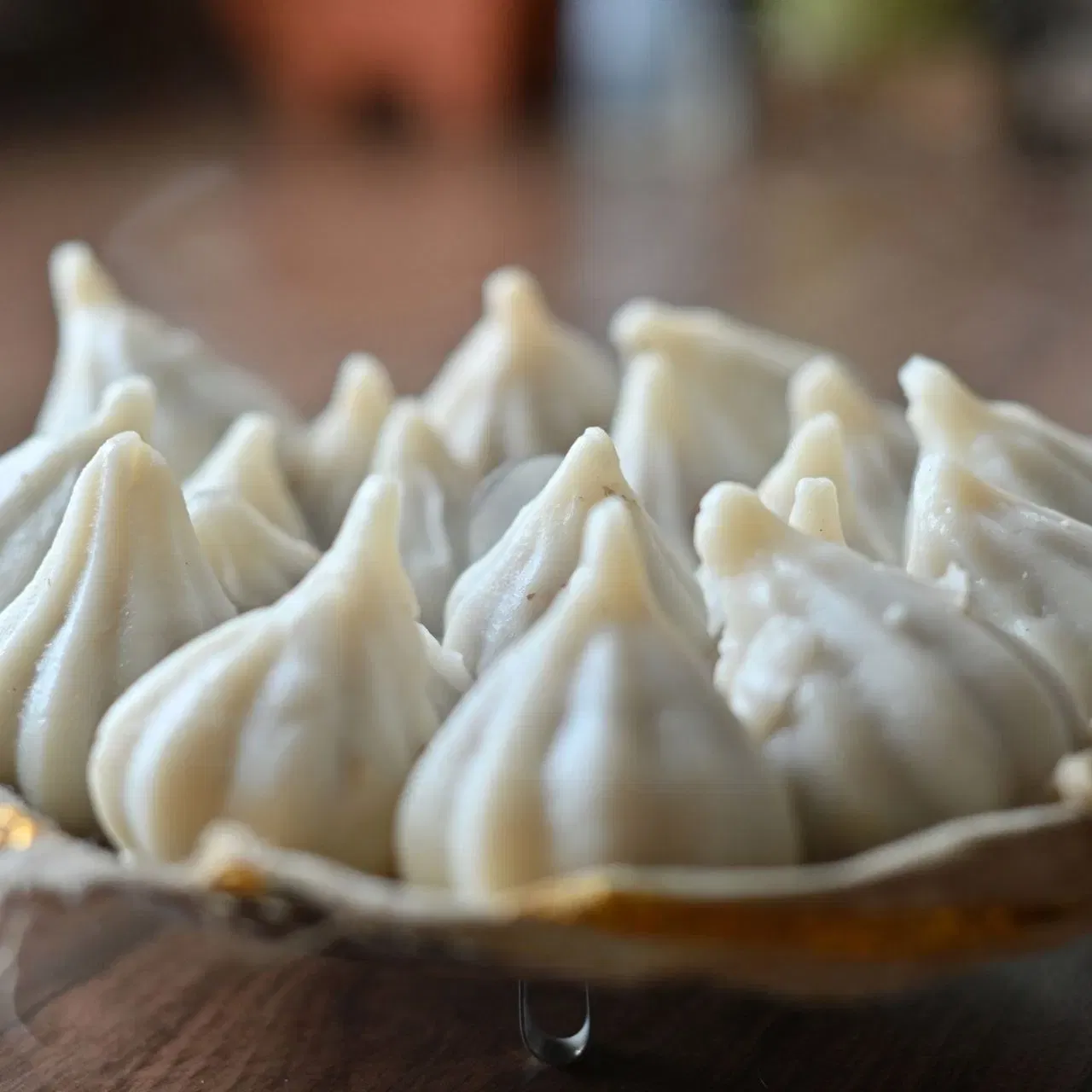 ਹੁਣ ਇੱਕ ਭਾਂਡੇ ਵਿੱਚ ਪਾਣੀ ਰੱਖੋ ਅਤੇ ਉਸ ਵਿੱਚ ਮੋਦਕ ਨੂੰ ਕਰਨ ਲਈ ਛੱਡ ਦਿਓ। 10 ਮਿੰਟਾਂ ਵਿੱਚ ਮੋਦਕ ਚੰਗੀ ਤਰ੍ਹਾਂ ਸਟੀਮ ਹੋ ਜਾਵੇ ਤਾਂ ਇੱਕ ਪਲੇਟ ਵਿੱਚ ਕੱਢੋ ਅਤੇ ਉਨ੍ਹਾਂ ਨੂੰ ਪਿਸਤਾ ਨਾਲ ਸਜਾਓ। ਤੁਸੀਂ ਚਾਹੋ, ਤਾਂ ਤੁਸੀਂ ਆਪਣੀ ਪਸੰਦ ਦਾ ਕੋਈ ਵੀ ਡਰਾਈ ਫਰੂਟ ਲਗਾ ਸਕਦੇ ਹੋ।