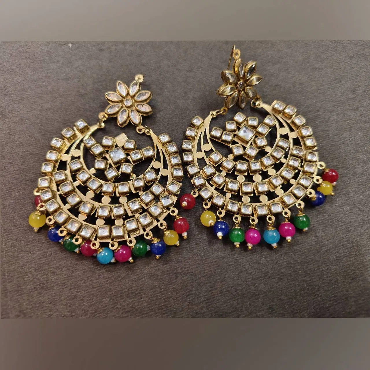 ਤੁਸੀਂ ਮਲਟੀ-ਕਲਰ ਈਅਰਰਿੰਗਜ਼ ਟ੍ਰਾਈ ਕਰ ਸਕਦੇ ਹੋ। ਇਹ ਹਰ ਤਰ੍ਹਾਂ ਦੇ ਸੂਟ ਜਾਂ ਸਾੜੀ ਨਾਲ ਚੱਲਣਗੇ। ਜੇਕਰ ਤੁਸੀਂ ਸੂਟ ਪਹਿਨ ਰਹੇ ਹੋ, ਤਾਂ ਤੁਸੀਂ ਇਸ ਨਾਲ ਮੈਚਿੰਗ ਮਾਂਗ ਟਿੱਕਾ ਟ੍ਰਾਈ ਕਰ ਸਕਦੇ ਹੋ। ਇਸ ਡਿਜ਼ਾਈਨ ਦੇ ਮਲਟੀ-ਕਲਰ ਈਅਰਰਿੰਗਜ਼ ਹਮੇਸ਼ਾ ਟ੍ਰੈਂਡ ਵਿੱਚ ਰਹਿੰਦੇ ਹਨ।