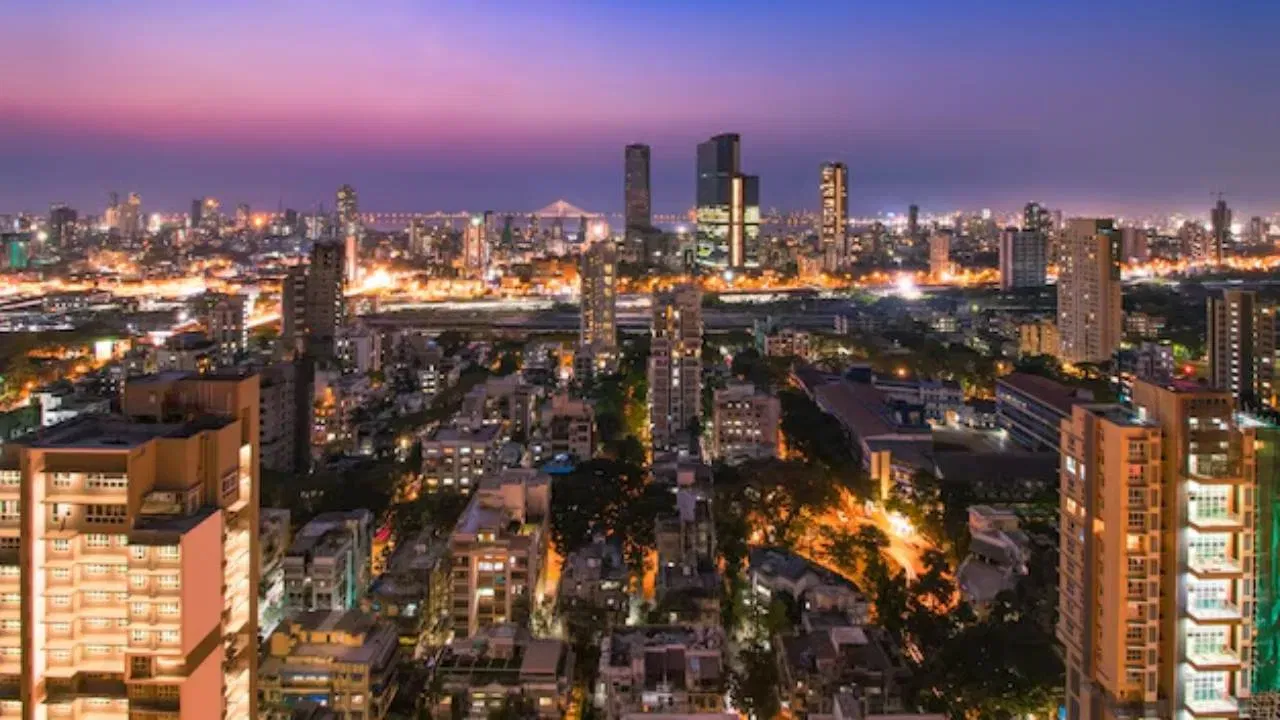 ਨਵਾਂ ਸਰਕਲ ਰੇਟ ਜਾਰੀ ਕੀਤਾ ਗਿਆ ਹੈ, ਜਿਸ ਅਨੁਸਾਰ ਦੇਸ਼ ਵਿੱਚ ਸਭ ਤੋਂ ਮਹਿੰਗੀ ਜ਼ਮੀਨ ਮੁੰਬਈ ਵਿੱਚ ਹੈ। ਯਾਨੀ ਕਿ ਇਸ ਸਮੇਂ ਦੇਸ਼ ਵਿੱਚ ਸਭ ਤੋਂ ਮਹਿੰਗੀ ਜ਼ਮੀਨ ਵਾਲਾ ਸ਼ਹਿਰ ਮੁੰਬਈ ਹੈ। ਮੁੰਬਈ ਵਿੱਚ ਔਸਤ ਸਰਕਲ ਰੇਟ 1 ਲੱਖ ਤੋਂ 8 ਲੱਖ ਤੱਕ ਹੈ। ਦੂਜੇ ਸਥਾਨ 'ਤੇ ਰਾਜਧਾਨੀ ਦਿੱਲੀ ਦਾ ਨਾਮ ਹੈ, ਜਿੱਥੇ ਜ਼ਮੀਨ ਦੇਸ਼ ਵਿੱਚ ਦੂਜੀ ਸਭ ਤੋਂ ਮਹਿੰਗੀ ਹੈ। ਇੱਥੇ ਔਸਤ ਸਰਕਲ ਰੇਟ 70 ਹਜ਼ਾਰ ਤੋਂ 6 ਲੱਖ ਤੱਕ ਹੈ।