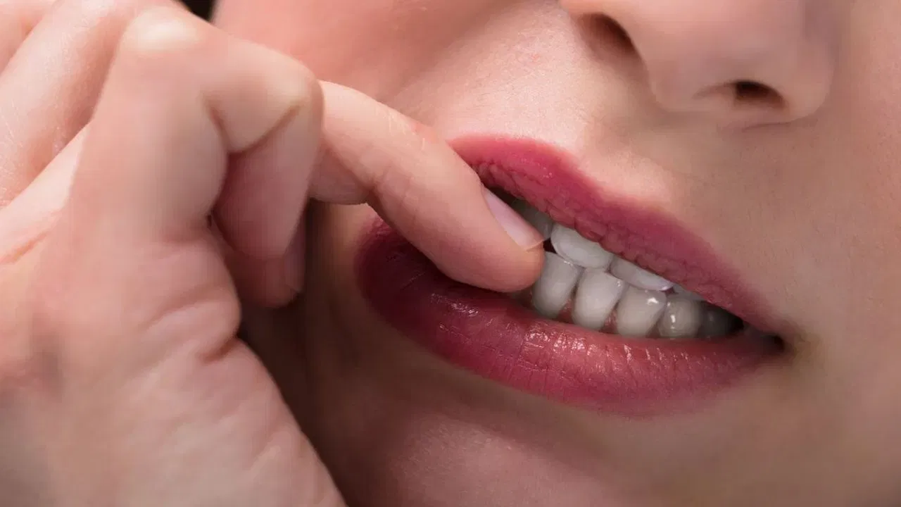 ਨਾਲ ਹੀ, ਮਨੁੱਖ ਹਮੇਸ਼ਾ ਆਪਣੇ ਆਪ ਨੂੰ ਪੈਸੇ ਅਤੇ ਕਰਜ਼ੇ ਦੇ ਚੱਕਰ ਵਿੱਚ ਫਸਿਆ ਪਾਉਂਦਾ ਹੈ। ਇਸ ਲਈ ਨਹੁੰ ਕੱਟਣ ਦੀ ਆਦਤ ਨੂੰ ਤੁਰੰਤ ਛੱਡ ਦੇਣਾ ਚਾਹੀਦਾ ਹੈ।