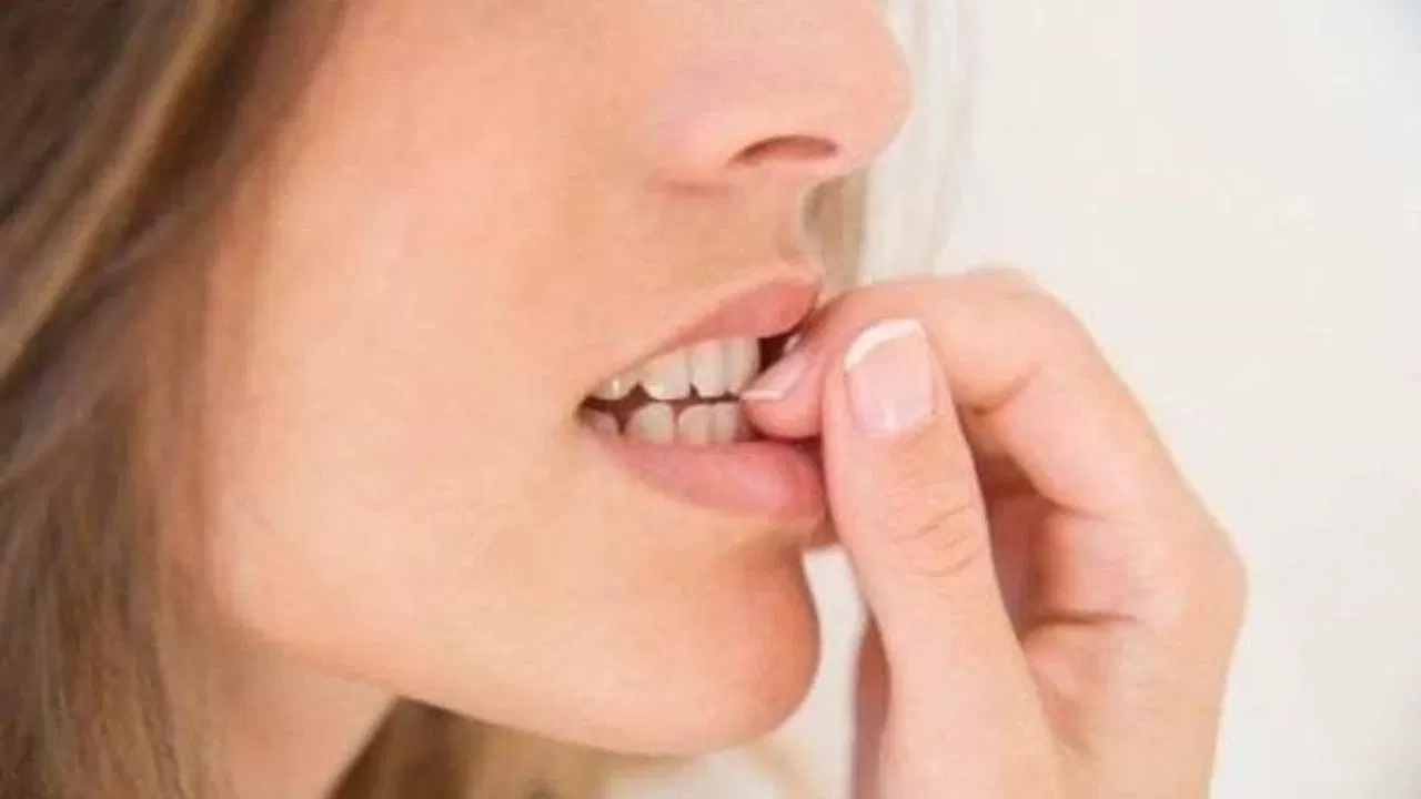 ਨਹੁੰ ਕੱਟਣ ਵਾਲੇ ਲੋਕਾਂ ਦੇ ਜੀਵਨ ਵਿੱਚ ਪੈਸੇ ਦੀ ਕਮੀ ਹੁੰਦੀ ਹੈ ਅਤੇ ਉਨ੍ਹਾਂ ਨੂੰ ਜ਼ਿੰਦਗੀ ਵਿੱਚ ਵਿੱਤੀ ਸੰਕਟ ਦਾ ਸਾਹਮਣਾ ਕਰਨਾ ਪੈ ਸਕਦਾ ਹੈ।