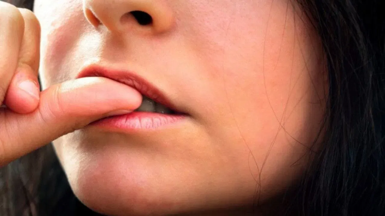 ਨਹੁੰ ਕੱਟਣ ਦੀ ਆਦਤ ਜ਼ਿੰਦਗੀ ਨੂੰ ਪ੍ਰਭਾਵਿਤ ਕਰਦੀ ਹੈ, ਨਾਲ ਹੀ ਗ੍ਰਹਿ ਵੀ ਪਰੇਸ਼ਾਨ ਹੋ ਜਾਂਦੇ ਹਨ। ਜਿਸਦਾ ਪ੍ਰਭਾਵ ਕੁੰਡਲੀ 'ਤੇ ਦਿਖਾਈ ਦਿੰਦਾ ਹੈ। ਨਹੁੰ ਕੱਟਣ ਨਾਲ ਸੂਰਜ ਗ੍ਰਹਿ ਪ੍ਰਭਾਵਿਤ ਹੁੰਦਾ ਹੈ। ਜੇਕਰ ਤੁਹਾਡਾ ਸੂਰਜ ਗ੍ਰਹਿ ਪ੍ਰਭਾਵਿਤ ਹੁੰਦਾ ਹੈ ਤਾਂ ਤੁਹਾਨੂੰ ਆਤਮਵਿਸ਼ਵਾਸ ਦੀ ਕਮੀ ਅਤੇ ਕਰੀਅਰ ਵਿੱਚ ਰੁਕਾਵਟਾਂ ਦਾ ਸਾਹਮਣਾ ਕਰਨਾ ਪੈਂਦਾ ਹੈ।