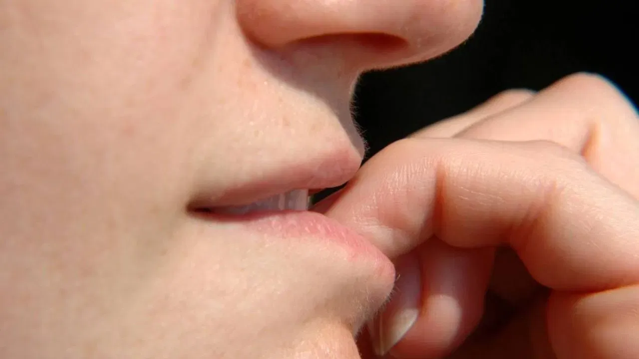 ਨਹੁੰ ਕੱਟਣਾ ਇੱਕ ਚੰਗੀ ਆਦਤ ਨਹੀਂ ਹੈ ਪਰ ਇਹ ਆਦਤ ਅਕਸਰ ਲੋਕਾਂ ਵਿੱਚ ਦੇਖੀ ਜਾਂਦੀ ਹੈ। ਨਹੁੰ ਕੱਟਣ ਨਾਲ ਸਾਡੀ ਸਿਹਤ ਦੇ ਨਾਲ-ਨਾਲ ਸਾਡੀ ਜ਼ਿੰਦਗੀ ਵੀ ਪ੍ਰਭਾਵਿਤ ਹੁੰਦੀ ਹੈ।