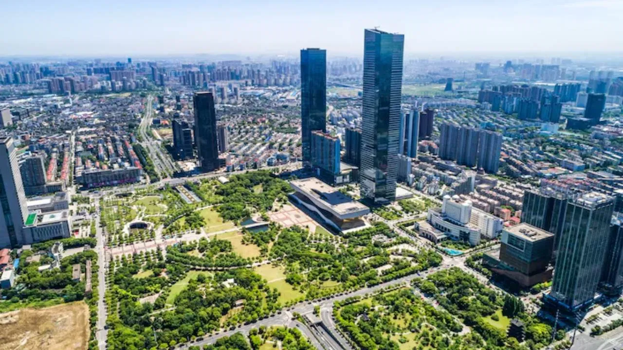 ਉੱਥੇ ਹੀ, ਮਹਾਰਾਸ਼ਟਰ ਦਾ ਪੁਣੇ ਪੰਜਵੇਂ ਸਥਾਨ 'ਤੇ ਹੈ, ਜਿੱਥੇ ਔਸਤ ਸਰਕਲ ਰੇਟ 38 ਹਜ਼ਾਰ ਤੋਂ 1.40 ਲੱਖ ਤੱਕ ਹੈ। ਕਰਨਾਟਕ ਦੇ ਬੈਂਗਲੁਰੂ ਵਿੱਚ ਜ਼ਮੀਨ ਦਾ ਔਸਤ ਸਰਕਲ ਰੇਟ 45 ਹਜ਼ਾਰ ਤੋਂ 1.25 ਲੱਖ ਤੱਕ ਪਹੁੰਚ ਗਿਆ ਹੈ। ਬੈਂਗਲੁਰੂ ਦੀ ਜ਼ਮੀਨ ਦੇਸ਼ ਵਿੱਚ ਛੇਵੇਂ ਸਭ ਤੋਂ ਮਹਿੰਗੀ ਹੈ।