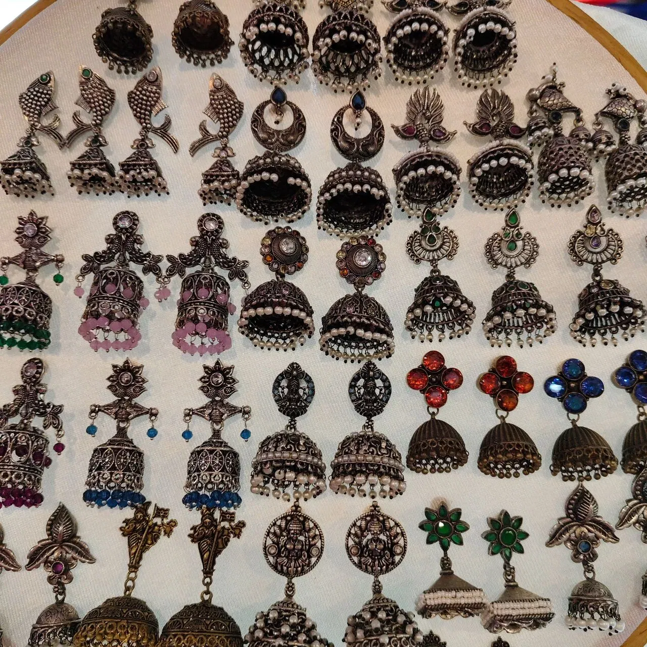 ਤੁਸੀਂ ਆਕਸੀਡਾਈਜ਼ਡ ਈਅਰਰਿੰਗਜ਼ ਟ੍ਰਾਈ ਕਰ ਸਕਦੇ ਹੋ। ਇਹ ਪਾਰਟੀ ਅਤੇ ਆਫਿਸ ਲੁੱਕ ਦੋਵਾਂ ਨੂੰ ਬਿਹਤਰ ਬਣਾਉਣ ਵਿੱਚ ਮਦਦ ਕਰਦੇ ਹਨ। ਇਸ ਵਿੱਚ, ਤੁਹਾਨੂੰ ਝੁਮਕੀ, ਚਾਂਦਬਾਲੀ ਵਰਗੇ ਕਈ ਡਿਜ਼ਾਈਨਾਂ ਵਿੱਚ ਈਅਰਰਿੰਗਜ਼ ਮਿਲ ਜਾਣਗੇ, ਅਤੇ ਖਾਸ ਕਰਕੇ ਇੱਕ ਸਧਾਰਨ ਸੂਟ ਜਾਂ ਸਾੜੀ ਵਿੱਚ ਇੱਕ ਕਲਾਸੀ ਲੁੱਕ ਪਾਉਣ ਲਈ, ਤੁਸੀਂ ਆਕਸੀਡਾਈਜ਼ਡ ਈਅਰਰਿੰਗਜ਼ ਟ੍ਰਾਈ ਕਰ ਸਕਦੇ ਹੋ।