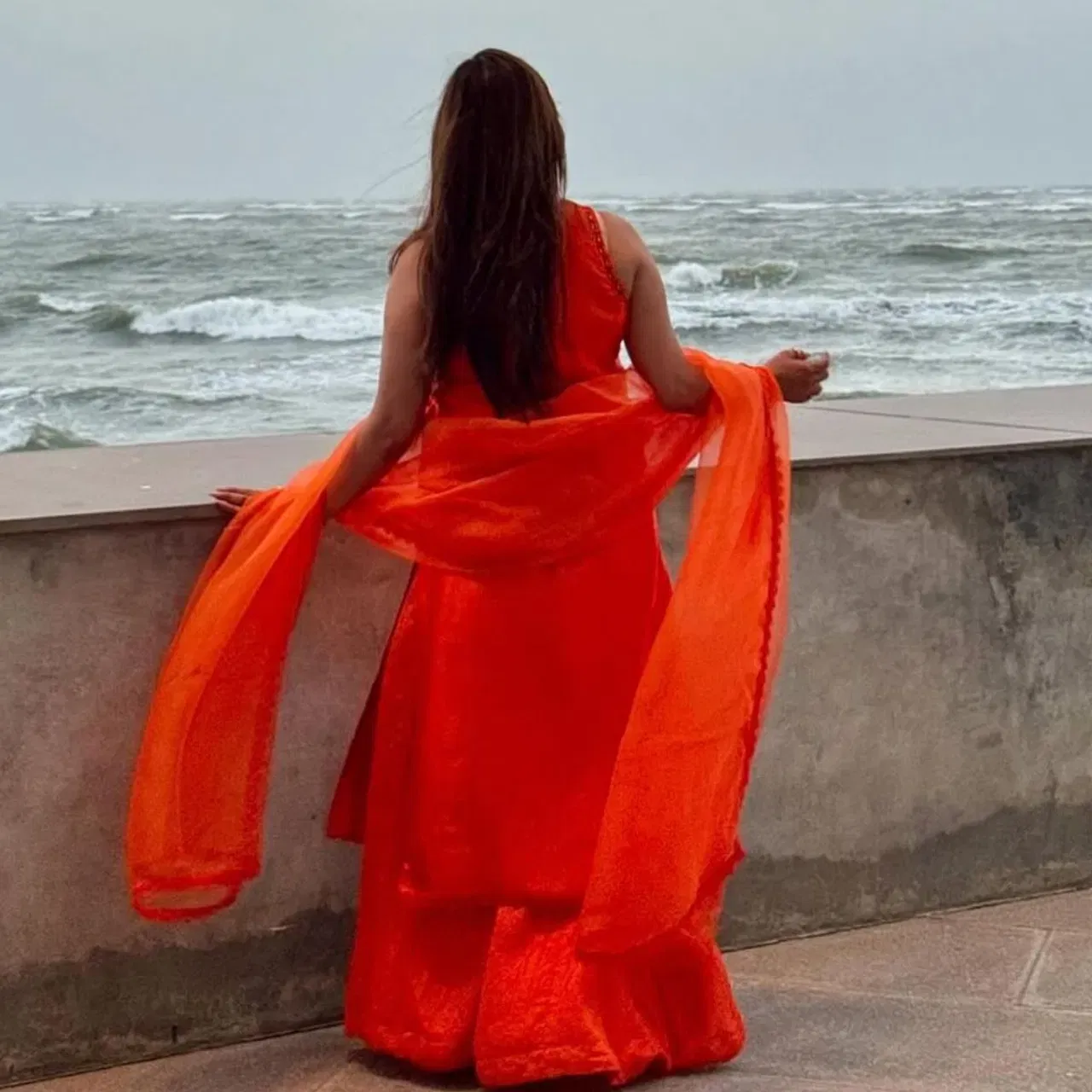 ਅਜਿਹੇ ਬਹੁਤ ਸਾਰੇ ਸਟਾਰਸ ਹਨ, ਜਿਨ੍ਹਾਂ ਨੇ ਬਹੁਤ ਛੋਟੀ ਉਮਰ ਵਿੱਚ ਵਿਆਹ ਕਰਵਾਇਆ। ਇਨ੍ਹਾਂ ਵਿੱਚੋਂ ਬਹੁਤ ਸਾਰੇ ਐਕਟਰਸ ਦੀ ਜ਼ਿੰਦਗੀ ਅੱਜ ਵੀ ਖੁਸ਼ਹਾਲ ਹੈ। ਇਸ ਲਈ ਕੁਝ ਰਿਸ਼ਤੇ ਖਤਮ ਹੋ ਗਏ ਹਨ। ਇੱਥੇ ਜਿਸ ਪਾਕਿਸਤਾਨੀ ਅਦਾਕਾਰਾ ਬਾਰੇ ਗੱਲ ਹੋ ਰਹੀ ਹੈ, ਉਨ੍ਹਾਂ ਦਾ ਪਹਿਲਾ ਵਿਆਹ 1997 ਵਿੱਚ ਹੋਇਆ ਸੀ, ਉਹ ਵੀ ਉਨ੍ਹਾਂ ਦੇ ਆਪਣੇ ਸੌਤੇਲੇ ਭਰਾ ਨਾਲ। ਜਿਸ ਕਾਰਨ ਅਦਾਕਾਰਾ ਨੂੰ ਬਹੁਤ ਟ੍ਰੋਲਿੰਗ ਦਾ ਸਾਹਮਣਾ ਕਰਨਾ ਪਿਆ, ਇਸ ਲਈ ਉਨ੍ਹਾਂ ਨੇ ਜਵਾਬ ਵੀ ਦਿੱਤਾ ਹੈ।