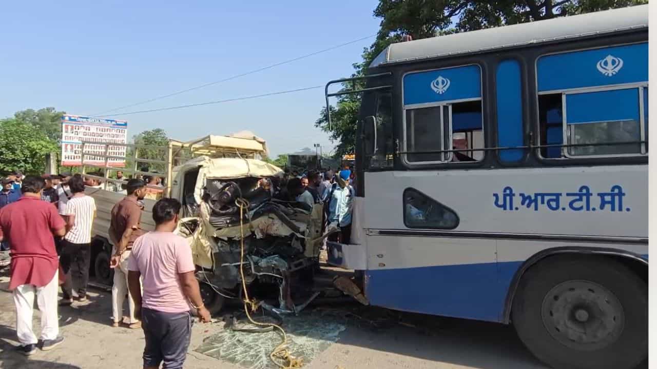 ਜਲੰਧਰ: PRTC ਬੱਸ ਤੇ ਪਿਕਅੱਪ ਟਰੱਕ ਚ ਭਿਆਨਕ ਹਾਦਸਾ, 3 ਲੋਕਾਂ ਦੀ ਮੌਤ ਜਲੰਧਰ: PRTC ਬੱਸ ਤੇ ਪਿਕਅੱਪ ਟਰੱਕ ਚ ਭਿਆਨਕ ਹਾਦਸਾ, 3 ਲੋਕਾਂ ਦੀ ਮੌਤ