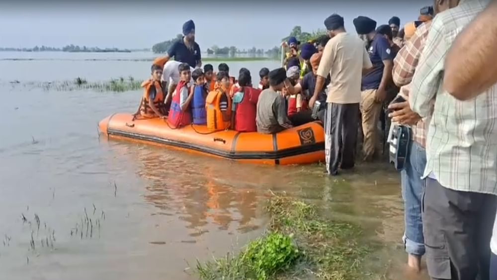 ਪਿੰਡਾਂ ਵਿੱਚ ਪਾਣੀ ਦਾ ਪੱਧਰ ਇਸ ਹੱਦ ਤਕ ਵੱਧ ਗਿਆ ਹੈ ਕਿ ਬਚਾਅ ਵਿੱਚ ਲੱਗੀਆਂ ਟੀਮਾਂ ਨੂੰ ਕਿਸ਼ਤਿਆਂ ਦੇ ਸਹਾਰੇ ਲੋਕਾਂ ਨੂੰ ਸੁਰੱਖਿਅਤ ਥਾਵਾਂ ਤੇ ਪਹੁੰਚਾਇਆ ਜਾ ਰਿਹਾ ਹੈ। ਨਾਲ ਹੀ ਘਬਰਾਏ ਲੋਕਾਂ ਨੂੰ ਛੇਤੀ ਹੀ ਹਾਲਾਤ ਆਮ ਹੋਣ ਦੀ ਤਸੱਲੀ ਦੇ ਕੇ ਖਾਣ-ਪੀਣ ਦੀਆਂ ਜਰੂਰੀ ਵਸਤਾਂ ਮੁਹਇਆ ਕਰਵਾਈਆਂ ਜਾ ਰਹੀਆਂ ਹਨ।