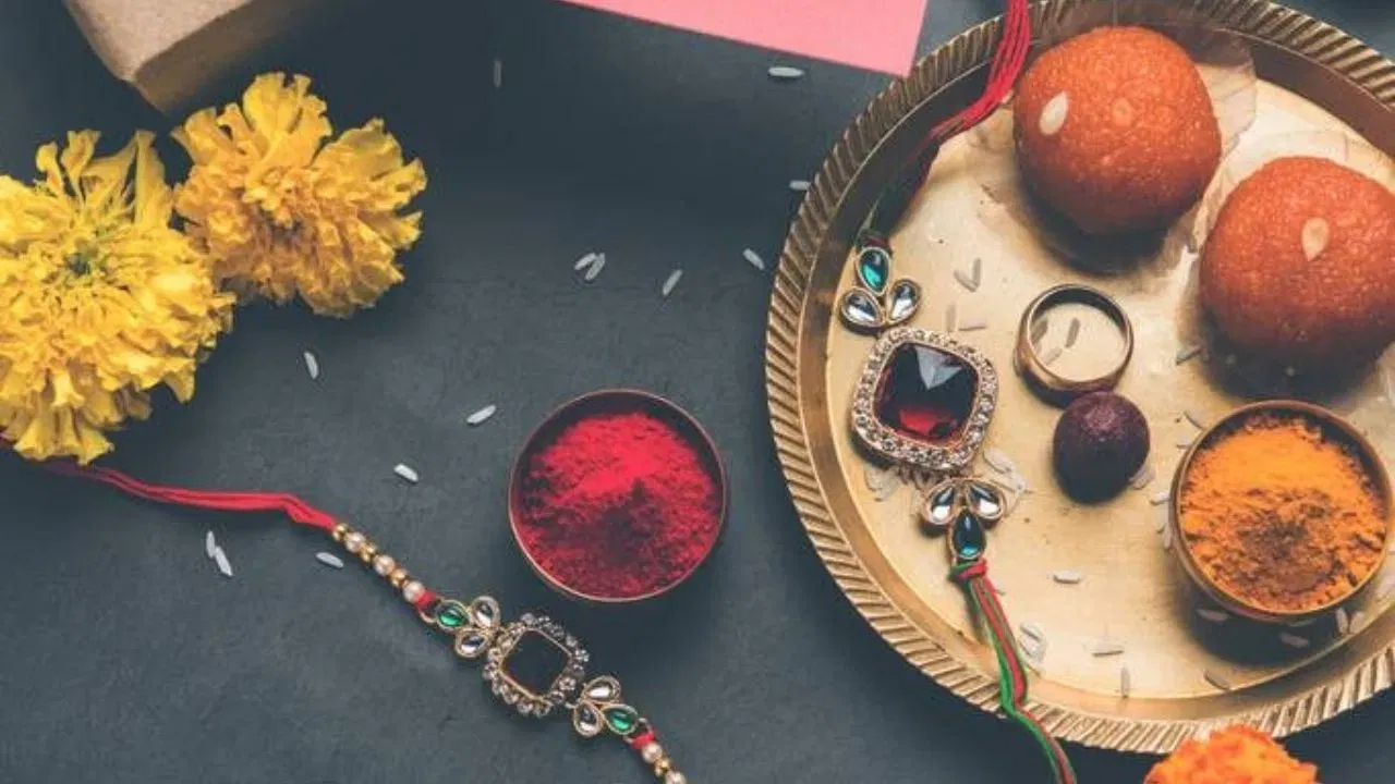 ਰੱਖੜੀ ਵਾਲੇ ਦਿਨ, ਭਰਾਵਾਂ ਅਤੇ ਭੈਣਾਂ ਨੂੰ ਇੱਕ ਦੂਜੇ ਨੂੰ ਕਾਲੇ ਰੰਗ ਦੇ ਤੋਹਫ਼ੇ ਦੇਣ ਤੋਂ ਬਚਣਾ ਚਾਹੀਦਾ ਹੈ। ਕਾਲੇ ਰੰਗ ਨੂੰ ਨਕਾਰਾਤਮਕਤਾ ਦਾ ਪ੍ਰਤੀਕ ਮੰਨਿਆ ਜਾਂਦਾ ਹੈ। ਇਸ ਲਈ ਕੋਈ ਵੀ ਕਾਲੇ ਰੰਗ ਦੀ ਚੀਜ਼ ਤੋਹਫ਼ੇ ਵਿੱਚ ਨਾ ਦਿਓ।