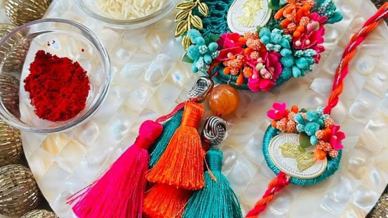 ਰੱਖੜੀ ਵਾਲੇ ਦਿਨ, ਭਰਾ ਨੂੰ ਤਿਲਕ ਲਗਾਉਂਦੇ ਸਮੇਂ, ਚੌਲਾਂ ਦੇ ਦਾਣੇ ਪੂਰੇ ਹੋਣੇ ਚਾਹੀਦੇ ਹਨ। ਭਰਾ ਦੇ ਮੱਥੇ 'ਤੇ ਟੁੱਟੇ ਹੋਏ ਚੌਲਾਂ ਦੇ ਟੁਕੜੇ ਨਾ ਲਗਾਓ।