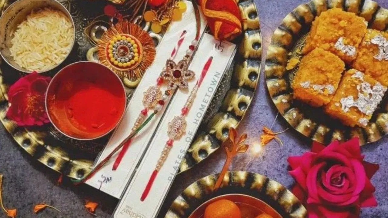 ਇਸ ਦਿਨ ਭੈਣਾਂ ਨੂੰ ਆਪਣੇ ਭਰਾ ਨੂੰ ਫੱਟੀ ਜਾਂ ਟੁੱਟੀ ਹੋਈ ਰੱਖੜੀ ਨਹੀਂ ਬੰਨ੍ਹਣੀ ਚਾਹੀਦੀ। ਭਰਾ ਨੂੰ ਬੰਨ੍ਹਣ ਤੋਂ ਪਹਿਲਾਂ ਰੱਖੜੀ ਨੂੰ ਧਿਆਨ ਨਾਲ ਰੱਖੋ ਅਤੇ ਭਰਾ ਦੇ ਗੁੱਟ 'ਤੇ ਸਜਾਓ। ਧਿਆਨ ਰੱਖੋ ਕਿ ਰੱਖੜੀ 'ਤੇ ਸ਼ੁਭ ਚਿੰਨ੍ਹ ਹੋਣਾ ਚਾਹੀਦਾ ਹੈ।