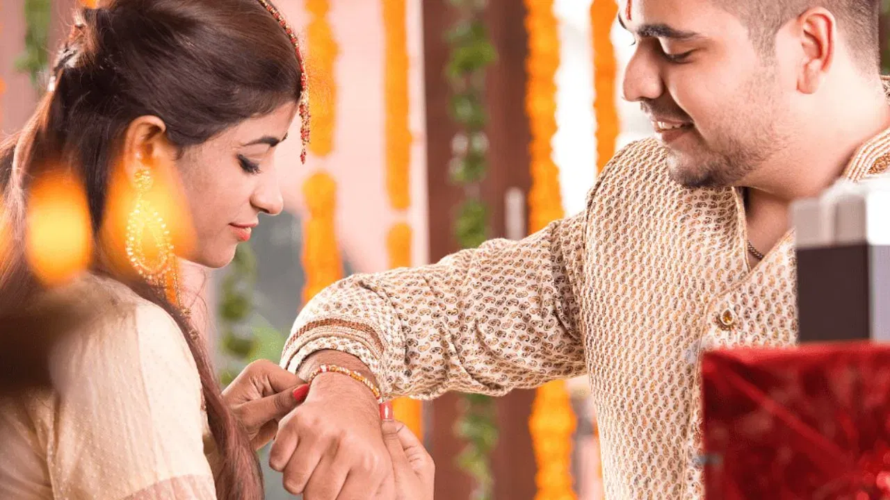 ਰੱਖੜੀ ਵਾਲੇ ਦਿਨ, ਆਪਣੀ ਭੈਣ ਨੂੰ ਕੋਈ ਮੋਤੀ ਵਾਲੀ ਚੀਜ਼ ਤੋਹਫ਼ੇ ਵਜੋਂ ਨਹੀਂ ਦੇਣੀ ਚਾਹੀਦੀ। ਮੋਤੀਆਂ ਨੂੰ ਦੁੱਖ ਅਤੇ ਹੰਝੂਆਂ ਦਾ ਪ੍ਰਤੀਕ ਮੰਨਿਆ ਜਾਂਦਾ ਹੈ। ਇਸ ਲਈ, ਮੋਤੀ ਦੇਣਾ ਦੁੱਖ ਨੂੰ ਸੱਦਾ ਦੇਣ ਵਰਗਾ ਹੈ।