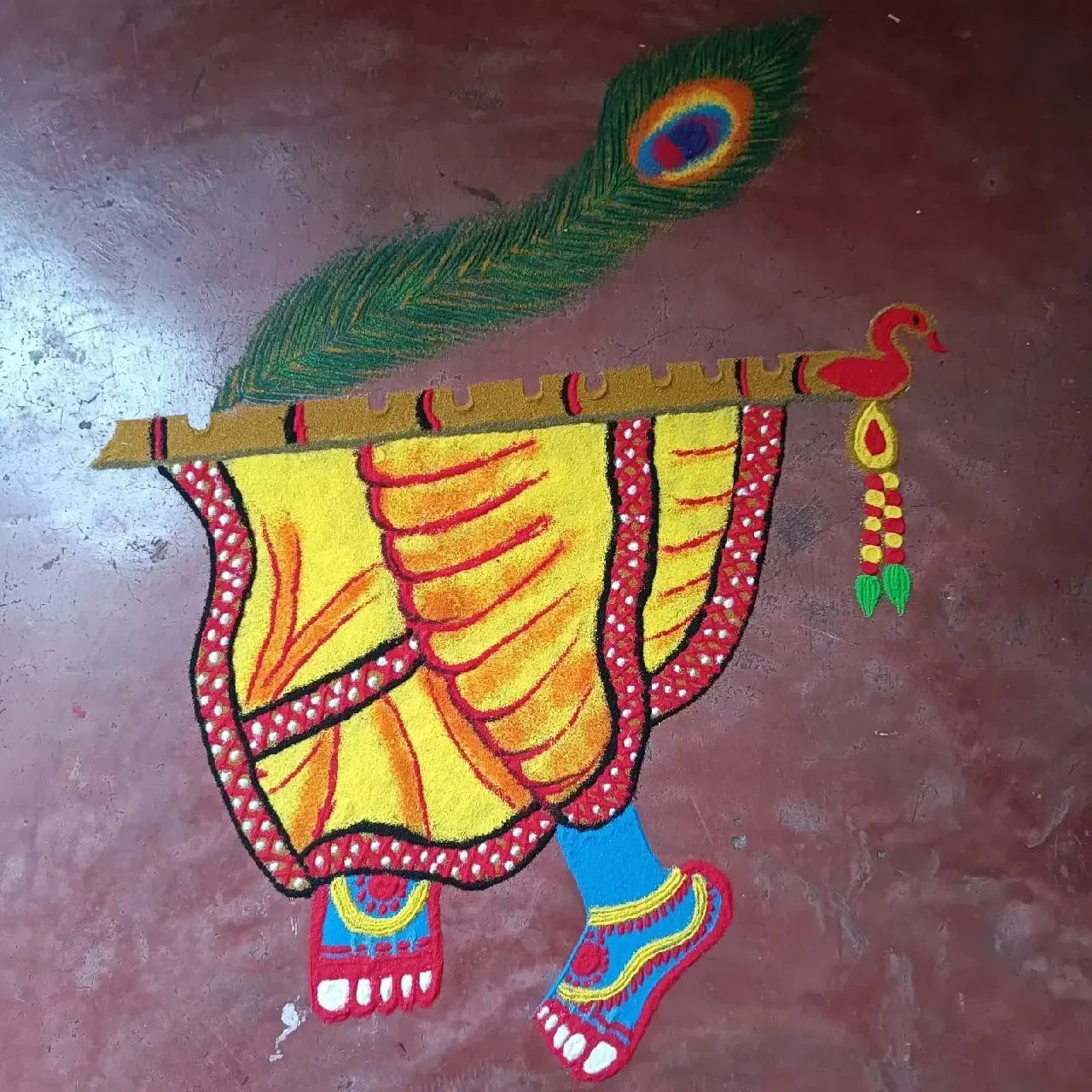 ਇਸ ਰੰਗੋਲੀ ਡਿਜ਼ਾਈਨ ਵਿੱਚ, ਭਗਵਾਨ ਕ੍ਰਿਸ਼ਨ ਦੇ ਪੈਰ, ਬੰਸਰੀ ਅਤੇ ਮੋਰ ਪੰਖ ਬਣਾਇਆ ਗਿਆ ਹੈ। ਤੁਸੀਂ ਜਨਮ ਅਸ਼ਟਮੀ ਲਈ ਇਸ ਰੰਗੋਲੀ ਡਿਜ਼ਾਈਨ ਤੋਂ ਆਇਡੀਆ ਲੈ ਸਕਦੇ ਹੋ। ਇਸ ਤੋਂ ਇਲਾਵਾ, ਤੁਸੀਂ ਇਸਦੇ ਆਲੇ-ਦੁਆਲੇ ਇੱਕ ਗੋਲਾ ਵੀ ਬਣਾ ਸਕਦੇ ਹੋ ਅਤੇ ਇਸਨੂੰ ਚਿੱਟੇ ਰੰਗ ਨਾਲ ਭਰਨਾ ਵੀ ਚੰਗਾ ਰਹੇਗਾ। ( Credit : ranupriya_mansingh )