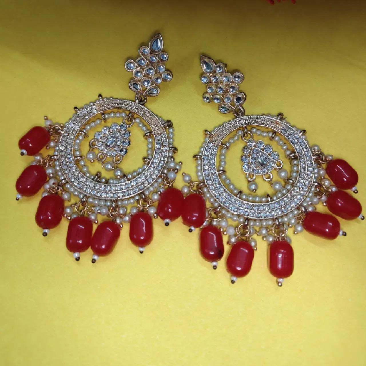 ਚਾਂਦਬਾਲੀ ਈਅਰਰਿੰਗਜ਼ ਹਮੇਸ਼ਾ ਹੀ ਸਾਰਿਆਂ ਦੀ ਪਹਿਲੀ ਪਸੰਦ ਹੁੰਦੇ ਹਨ। ਇਹ ਸੂਟ, ਸਾੜੀਆਂ ਅਤੇ ਲਹਿੰਗੇ ਹਰ ਤਰ੍ਹਾਂ ਦੇ ਐਥਨਿਕ ਆਉਟਫਿਟ ਦੇ ਨਾਲ ਬਹੁਤ ਬੇਹਤਰੀਨ ਲੱਗਦੇ ਹਨ। ਤੁਸੀਂ ਵੀ ਤਿਊਹਾਰਾਂ ਦੇ ਮੌਕੇ 'ਤੇ ਆਪਣੇ ਸੂਟ ਜਾਂ ਸਾੜੀ ਦੇ ਕੰਟ੍ਰਾਸਟ ਵਿੱਚ ਸਟੋਨ ਅਤੇ ਪਰਲ ਜਾਂ ਡਾਇਮੰਡ ਸਟਾਈਲ ਦੀਆਂ ਚਾਂਦਬਾਲੀ ਈਅਰਰਿੰਗਜ਼ ਵੀ ਟ੍ਰਾਈ ਕਰ ਸਕਦੇ ਹੋ।