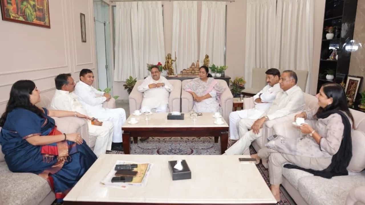 ਹਮਲੇ ਤੋਂ ਬਾਅਦ ਦਿੱਲੀ CM ਰੇਖਾ ਗੁਪਤਾ ਦੀ ਪਹਿਲੀ ਤਸਵੀਰ, ਸੱਤੋਂ ਸੰਸਦ ਮੈਂਬਰਾਂ ਨਾਲ ਕੀਤੀ ਬੈਠਕ ਹਮਲੇ ਤੋਂ ਬਾਅਦ ਦਿੱਲੀ CM ਰੇਖਾ ਗੁਪਤਾ ਦੀ ਪਹਿਲੀ ਤਸਵੀਰ, ਸੱਤੋਂ ਸੰਸਦ ਮੈਂਬਰਾਂ ਨਾਲ ਕੀਤੀ ਬੈਠਕ