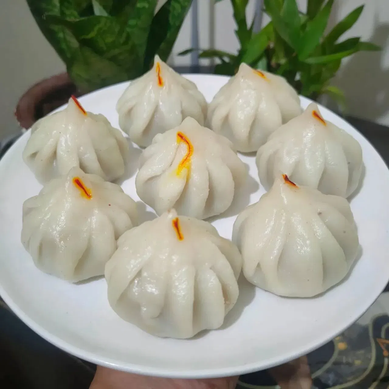 ਮੋਦਕ ਬਣਾਉਣ ਲਈ, ਪਹਿਲਾਂ ਇੱਕ ਕਟੋਰੀ ਵਿੱਚ ਪਾਣੀ ਉਬਾਲੋ ਅਤੇ ਉਸ ਵਿੱਚ ਘਿਓ ਅਤੇ ਚੌਲਾਂ ਦਾ ਆਟਾ ਪਾਓ। ਇਸਨੂੰ ਲਗਭਗ 10 ਮਿੰਟ ਲਈ ਚੰਗੀ ਤਰ੍ਹਾਂ ਪਕਾਉਣਾ ਹੈ। ਜਦੋਂ ਤੱਕ ਇਹ ਮਿਸ਼ਰਣ ਗਾੜ੍ਹਾ ਨਾ ਹੋ ਜਾਵੇ।