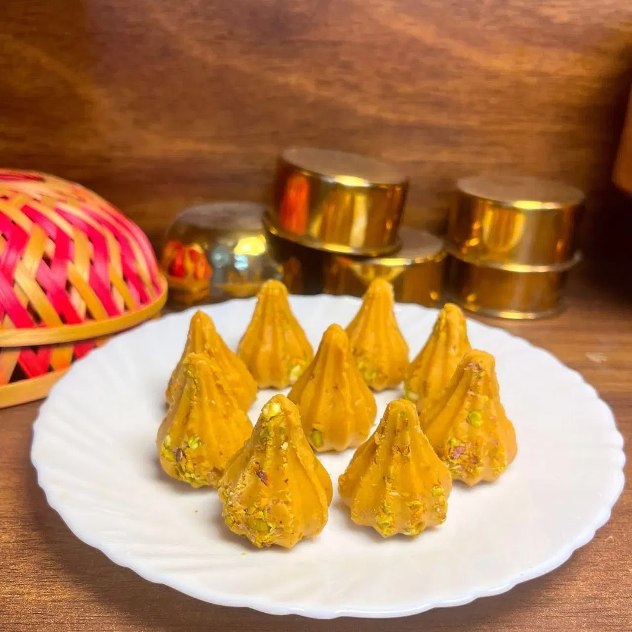 ਦੂਜੇ ਪਾਸੇ, ਇੱਕ ਪੈਨ ਲਓ ਅਤੇ ਇਸ ਵਿੱਚ ਘਿਓ ਪਾਓ। ਘਿਓ ਗਰਮ ਹੋਣ ਤੋਂ ਬਾਅਦ, ਮਾਵਾ, ਨਾਰੀਅਲ ਅਤੇ ਗੁੜ ਪਾ ਕੇ ਮਿਕਸ ਕਰੋ। ਇਸ ਤੋਂ ਬਾਅਦ, ਇਲਾਇਚੀ ਪਾਊਡਰ ਅਤੇ ਬਾਰੀਕ ਕੱਟੇ ਹੋਏ ਸੁੱਕੇ ਮੇਵੇ ਪਾਓ ਅਤੇ ਚੰਗੀ ਤਰ੍ਹਾਂ ਭੁੰਨੋ।