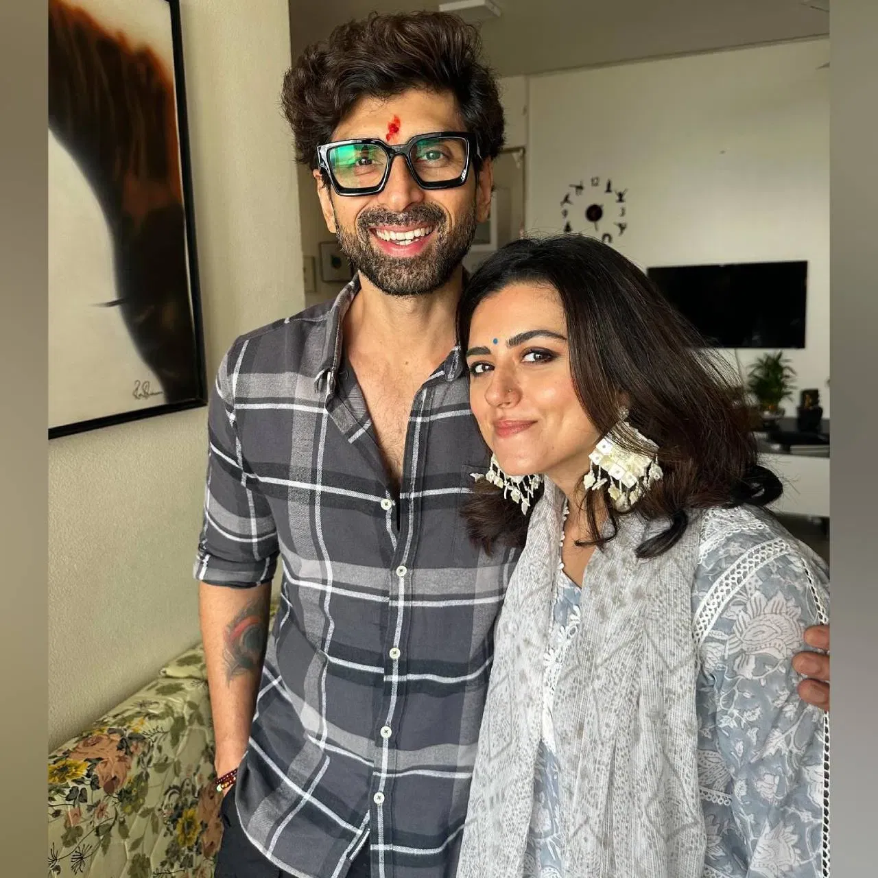 ਇਸ ਤਸਵੀਰ ਵਿੱਚ, ਰਿਧੀ ਡੋਗਰਾ ਆਪਣੇ ਭਰਾ ਅਕਸ਼ੈ ਨਾਲ ਨਜ਼ਰ ਆ ਰਹੀ ਹੈ। ਰਿਧੀ ਨੇ ਪ੍ਰਿੰਟਿਡ ਸੂਟ ਪਾਇਆ ਹੋਇਆ ਹੈ ਅਤੇ ਅਕਸ਼ੈ ਨੇ ਪੈਂਟ ਦੇ ਨਾਲ ਚੈੱਕ ਪ੍ਰਿੰਟ ਕਮੀਜ਼ ਪਾਈ ਹੋਈ ਹੈ। ਦੋਵੇਂ ਬਹੁਤ ਸੁੰਦਰ ਲੱਗ ਰਹੇ ਹਨ। ਰੱਖੜੀ ਦੇ ਮੌਕੇ 'ਤੇ ਇੱਕ ਕਲਾਸੀ ਅਤੇ ਆਰਾਮਦਾਇਕ ਲੁੱਕ ਪ੍ਰਾਪਤ ਕਰਨ ਲਈ, ਤੁਸੀਂ ਆਪਣੇ ਭਰਾ ਨਾਲ ਰਿਧੀ ਅਤੇ ਅਕਸ਼ੈ ਦੇ ਇਸ ਲੁੱਕ ਨੂੰ ਰਿਕ੍ਰਿਏਟ ਕਰ ਸਕਦੇ ਹੋ। (ਕ੍ਰੈਡਿਟ: iridhidogra)