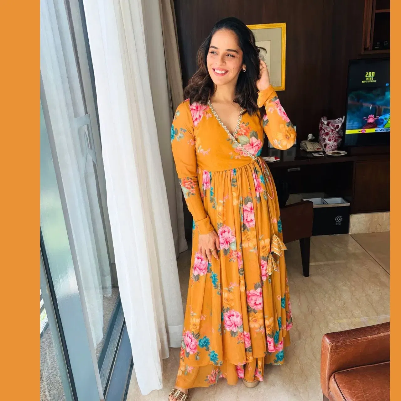 ਇਸ ਬ੍ਰਾਈਟ ਯੈਲੋ ਕਲਰ ਦੀ ਫਲੋਰਲ ਅੰਗਰਖਾ ਸਟਾਈਲ ਡਬਲ ਲੇਅਰ ਫੁੱਲ ਸਲੀਵ ਅਨਾਰਕਲੀ ਕੁੜਤੀ ਵਿੱਚ ਸਾਇਨਾ ਦਾ ਇਹ ਫਰੈਸ਼ ਲੁੱਕ ਯੂਥਫੁੱਲ ਅਪੀਲ ਵਾਲਾ ਹੈ। ਫਲੋਈ ਫੈਬਰਿਕ ਅਤੇ ਫਲੋਰਲ ਪ੍ਰਿੰਟ ਮਾਨਸੂਨ ਲਈ ਇੱਕ ਪਰਫੈਕਟ ਚਾਈਸ ਹੈ।