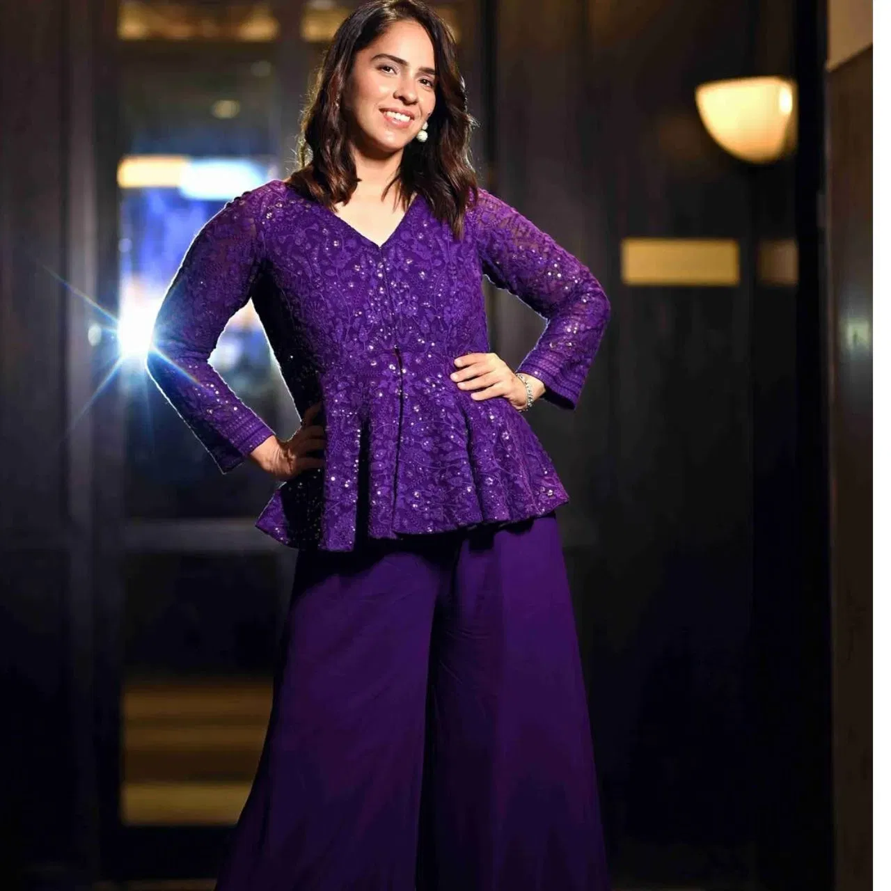 ਸਾਇਨਾ ਦਾ ਪਰਪਲ ਕੋ-ਆਰਡ ਸੈੱਟ ਫੈਸ਼ਨੇਬਲ ਅਤੇ ਕੰਫਰਟ ਦਾ ਬੈਲੇਂਸ ਫੈਸ਼ਨ ਹੈ। ਸੀਕੁਇਨਡ ਵਰਕ ਵਲੀ ਪੈਪਲਮ ਸਟਾਈਲ ਟੌਪ ਅਤੇ ਵਾਈਡ ਲੈੱਗ ਪੈਂਟਸ ਵਿੱਚ ਉਨ੍ਹਾਂ ਦਾ ਇਹ ਲੁੱਕ ਪਾਰਟੀ ਲਈ ਪਰਫੈਕਟ ਹੈ। ਇਸ ਤਰ੍ਹਾਂ ਦੇ ਦੇਸੀ ਫਿਊਜ਼ਨ ਲੁੱਕ ਮਾਡਰਨ ਅਤੇ ਟ੍ਰੇਡਿਸ਼ਨਲ ਸਟਾਈਲ ਦੇ ਵਧੀਆਂ ਕੌਂਬੋ ਹੁੰਦੇ ਹਨ।