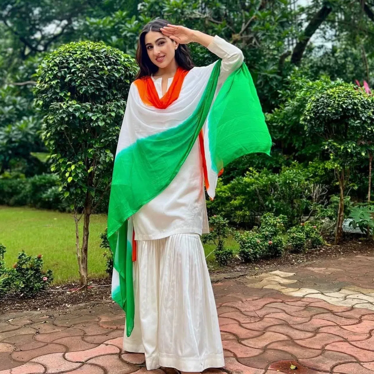 ਸਾਰਾ ਅਲੀ ਖਾਨ ਦੇ ਇਸ ਸੂਟ ਲੁੱਕ ਵਿੱਚ ਦੇਸ਼ ਭਗਤੀ ਦੀ ਝਲਕ ਹੈ। ਉਨ੍ਹਾਂ ਨੇ ਚਿੱਟੇ ਰੰਗ ਦੀ ਕੁੜਤੀ ਦੇ ਨਾਲ ਕੁੜਤਾ ਗਰਾਰਾ ਪਾਇਆ ਹੋਇਆ ਹੈ ਅਤੇ ਲੁੱਕ ਨੂੰ ਕੰਪਲੀਟ ਬਣਾਉਣ ਲਈ, ਉਨ੍ਹਾਂਨੇ ਮੋਢਿਆਂ 'ਤੇ ਤਿਰੰਗੇ ਰੰਗਾਂ ਦੇ ਕਾਂਬੀਨੇਸ਼ਨ ਨਾਲ ਦੁਪੱਟਾ ਫ੍ਰੀ ਸਟਾਈਲ ਡ੍ਰੇਪ ਕੀਤਾ ਹੋਇਆ ਹੈ। ਇਸ ਤਰ੍ਹਾਂ ਦੇ ਲੁੱਕ ਨੂੰ ਰਿਕ੍ਰਿਏਟ ਕਰਨਾ ਵੀ ਬਹੁਤ ਮੁਸ਼ਕਲ ਨਹੀਂ ਹੈ।