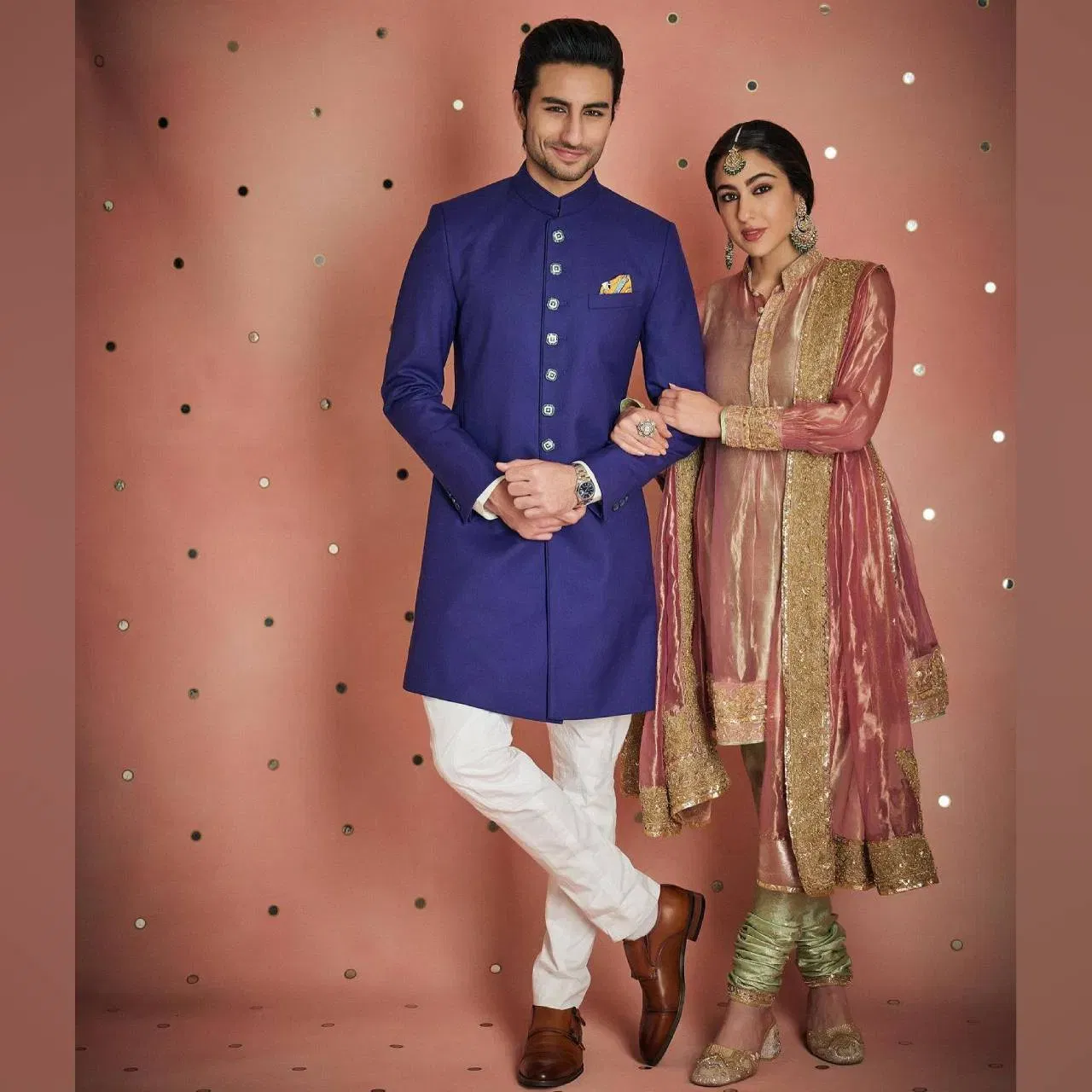 ਸਾਰਾ ਅਲੀ ਖਾਨ ਨੇ ਇੱਕ ਸਿਲਕ ਚੂੜੀਦਾਰ ਪਜਾਮੀ ਸੂਟ ਪਾਇਆ ਹੋਇਆ ਹੈ ਅਤੇ ਹੈਵੀ ਨੈਕਲੈਸ ਨਾਲ ਲੁੱਕ ਨੂੰ ਕੰਪਲੀਟ ਕੀਤਾ ਹੈ। ਨਾਲ ਹੀ, ਐਕਟ੍ਰੈਸ ਦੇ ਭਰਾ ਇਬਰਾਹਿਮ ਨੇ ਇੰਡੋ-ਵੈਸਟਰਨ ਸ਼ੇਰਵਾਨੀ ਪਾਈ ਹੋਈ ਹੈ। ਤੁਸੀਂ ਰੱਖੜੀ 'ਤੇ ਸਾਰਾ ਅਤੇ ਇਬਰਾਹਿਮ ਦੇ ਇਸ ਲੁੱਕ ਤੋਂ ਵੀ ਆਇਡਿਆ ਲੈ ਸਕਦੇ ਹੋ। ਇਸ ਤਸਵੀਰ ਵਿੱਚ ਦੋਵੇਂ ਬਹੁਤ ਸੁੰਦਰ ਲੱਗ ਰਹੇ ਹਨ। (ਕ੍ਰੈਡਿਟ: saraalikhan95)