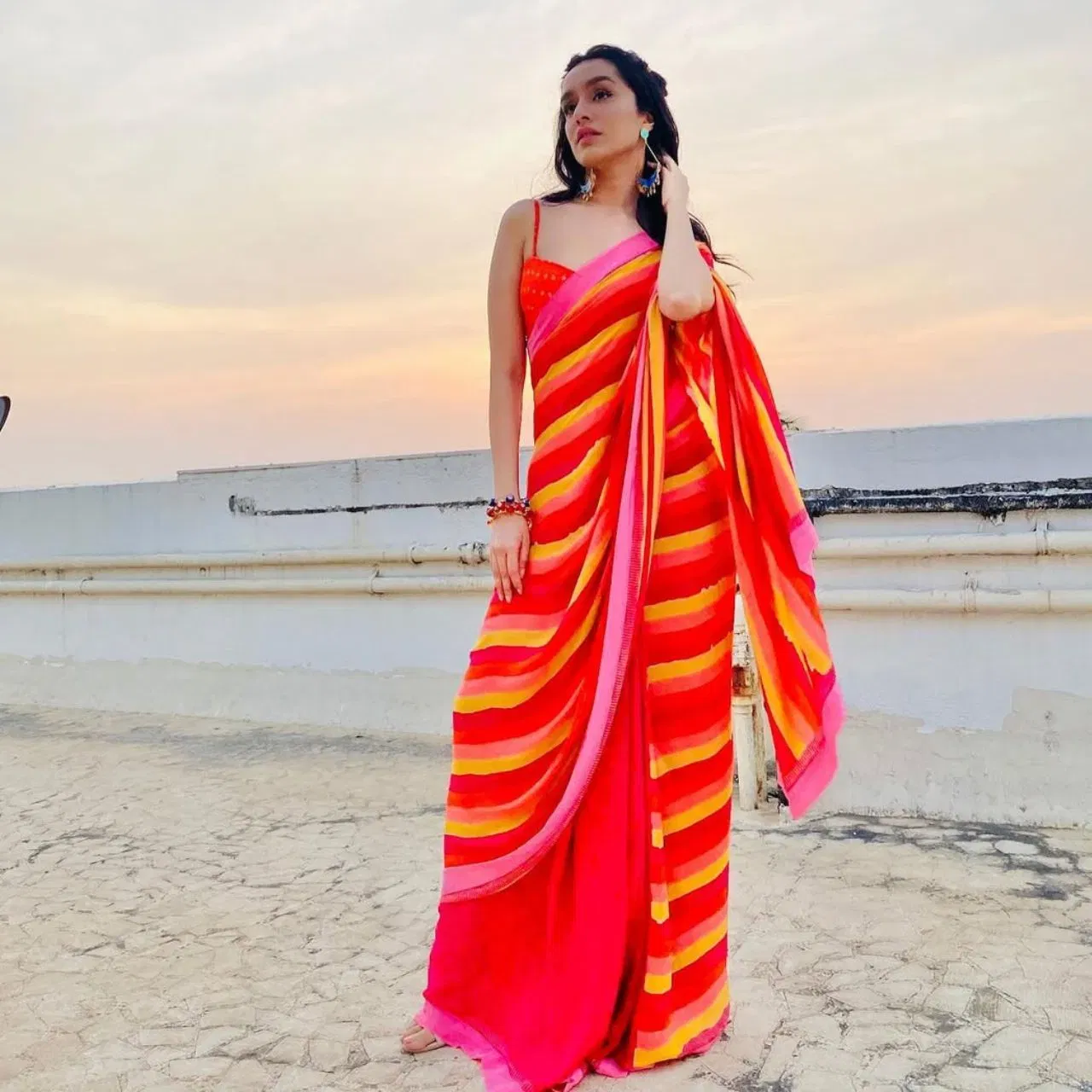 ਸ਼ਰਧਾ ਕਪੂਰ ਵਾਂਗ, ਆਜ਼ਾਦੀ ਦਿਵਸ ਦੇ ਮੌਕੇ 'ਤੇ ਇੱਕ ਲਹਿਰੀਆ ਸਾੜੀ ਪਹਿਨੀ ਜਾ ਸਕਦੀ ਹੈ। ਅਦਾਕਾਰਾ ਨੇ ਗੁਲਾਬੀ, ਲਾਲ ਅਤੇ ਸੰਤਰੀ ਰੰਗ ਦੇ ਸੁਮੇਲ ਦੀਆਂ ਧਾਰੀਆਂ ਵਾਲੀ ਸਾੜੀ ਵਿੱਚ ਇੱਕ ਸ਼ਾਨਦਾਰ ਦਿੱਖ ਸਾਂਝੀ ਕੀਤੀ ਹੈ। ਹਾਲਾਂਕਿ ਲਹਿਰੀਆ ਪ੍ਰਿੰਟ ਰਵਾਇਤੀ ਹੈ ਅਤੇ ਭਾਰਤ ਦੀ ਰਵਾਇਤੀ ਪ੍ਰਿੰਟ ਤਕਨੀਕ ਨੂੰ ਦਰਸਾਉਂਦਾ ਹੈ, ਪਰ ਤੁਸੀਂ 15 ਅਗਸਤ ਦੇ ਅਨੁਸਾਰ ਰੰਗ ਸੁਮੇਲ ਚੁਣ ਸਕਦੇ ਹੋ।