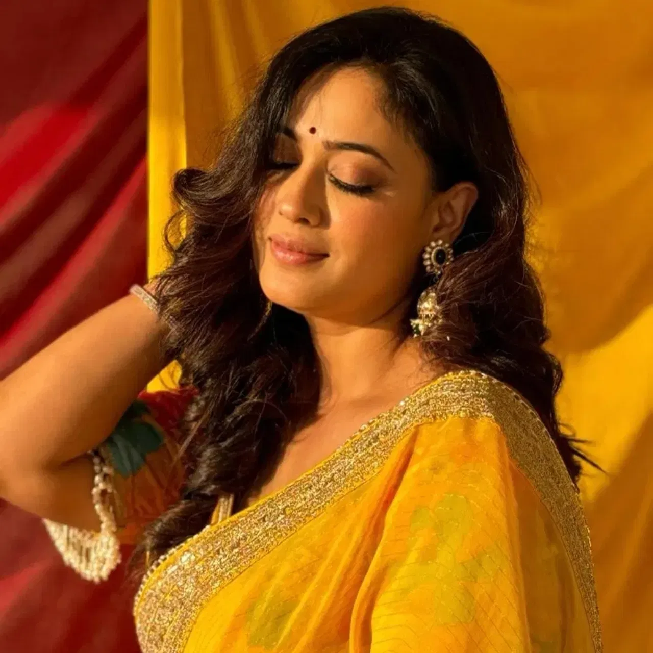 ਅਦਾਕਾਰਾ ਸ਼ਵੇਤਾ ਤਿਵਾਰੀ ਦਾ ਜਲਵਾ ਭਾਰਤੀ ਦਰਸ਼ਕਾਂ ਵਿੱਚ ਬਹੁਤ ਖਾਸ ਹੈ। ਟੀਵੀ ਦੀ ਦੁਨੀਆ ਤੋਂ ਆਪਣੇ ਕਰੀਅਰ ਦੀ ਸ਼ੁਰੂਆਤ ਕਰਨ ਵਾਲੀ ਇਹ ਐਕਟ੍ਰੈਸ ਅੱਜ ਲੋਕਾਂ ਦੇ ਦਿਲਾਂ ਦੀ ਧੜਕਣ ਬਣ ਗਈ ਹੈ। 44 ਸਾਲ ਦੀ ਉਮਰ ਵਿੱਚ ਵੀ, ਇਸ ਅਦਾਕਾਰਾ ਨੇ ਆਪਣੇ ਗਲੈਮਰ ਨਾਲ ਸਾਰਿਆਂ ਨੂੰ ਇੰਪ੍ਰੈਸ ਕੀਤਾ ਹੈ।