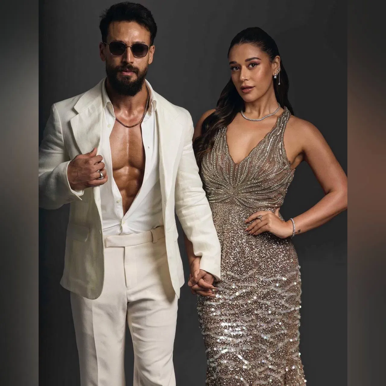 ਟਾਈਗਰ ਸ਼ਰਾਫ ਆਪਣੀ ਭੈਣ ਕ੍ਰਿਸ਼ਨਾ ਨਾਲ ਨਜ਼ਰ ਆ ਰਹੇ ਹਨ। ਐਕਟ੍ਰੈਸ ਨੇ ਕੋਟ ਪੈਂਟ ਸੂਟ ਵੀਅਰ ਕੀਤਾ ਹੋਇਆ ਹੈ। ਨਾਲ ਹੀ, ਕ੍ਰਿਸ਼ਨਾ ਨੇ ਇੱਕ ਸੀਕੁਐਂਸ ਵਰਕ ਬਾਡੀਕੌਨ ਗਾਊਨ ਪਾਇਆ ਹੋਇਆ ਹੈ। ਸਟਾਈਲਿਸ਼ ਅਤੇ ਕਲਾਸੀ ਲੁੱਕ ਲਈ, ਤੁਸੀਂ ਟਾਈਗਰ ਅਤੇ ਕ੍ਰਿਸ਼ਨਾ ਦੇ ਇਸ ਲੁੱਕ ਨੂੰ ਰਿਕ੍ਰਿਏਟ ਕਰ ਸਕਦੇ ਹੋ। ਦੋਵੇਂ ਬਹੁਤ ਸੁੰਦਰ ਲੱਗ ਰਹੇ ਹਨ। (ਕ੍ਰੈਡਿਟ: tigerjackieshroff)