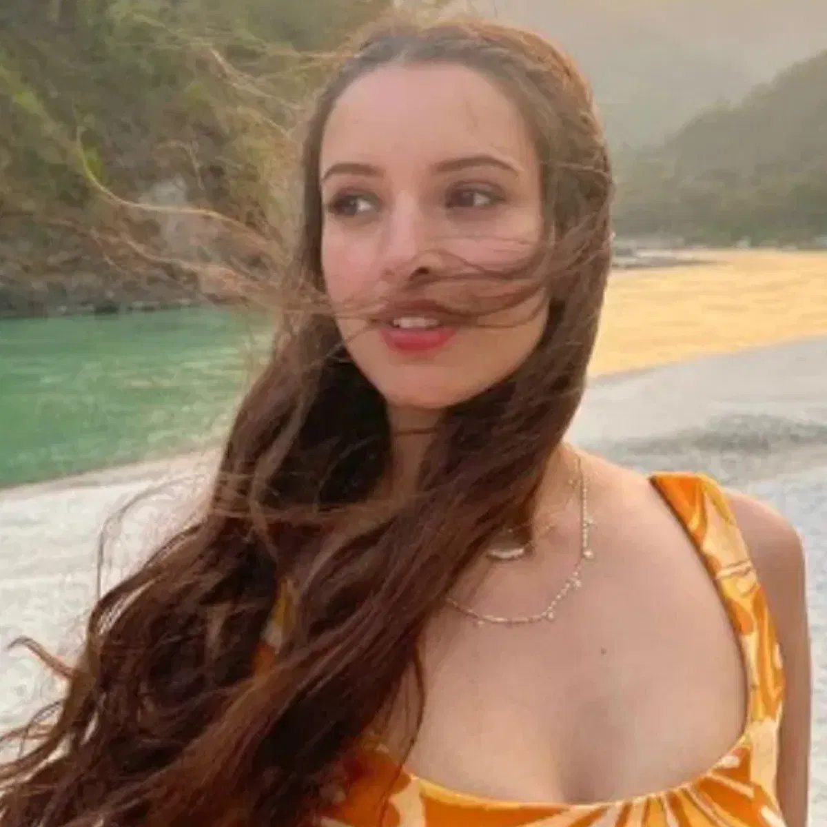 ਤ੍ਰਿਪਤੀ ਡਿਮਰੀ ਦੀ ਗੱਲ ਕਰੀਏ ਤਾਂ ਅਦਾਕਾਰਾ ਦੀ ਫੈਨ ਫਾਲੋਇੰਗ ਬਹੁਤ ਵੱਧ ਗਈ ਹੈ। ਥੋੜ੍ਹੇ ਸਮੇਂ ਵਿੱਚ ਹੀ, ਉਨ੍ਹਾਂ ਦੇ 6.1 ਮਿਲੀਅਨ ਫਾਲੋਅਰਜ਼ ਹੋ ਗਏ ਹਨ। ਜਿੱਥੇ ਤ੍ਰਿਪਤੀ ਵੱਡੀਆਂ ਫਿਲਮਾਂ ਵਿੱਚ ਆਪਣੀ ਅਦਾਕਾਰੀ ਨਾਲ ਫੈਨਸ ਦਾ ਦਿਲ ਜਿੱਤ ਰਹੀ ਹੈ, ਉੱਥੇ ਦੂਜੇ ਪਾਸੇ, ਐਕਟ੍ਰੈਸ ਆਪਣੇ ਗਲੈਮਰ ਨਾਲ ਵੀ ਵਾਹਵਾਹੀ ਲੁੱਟ ਰਹੀ ਹੈ।